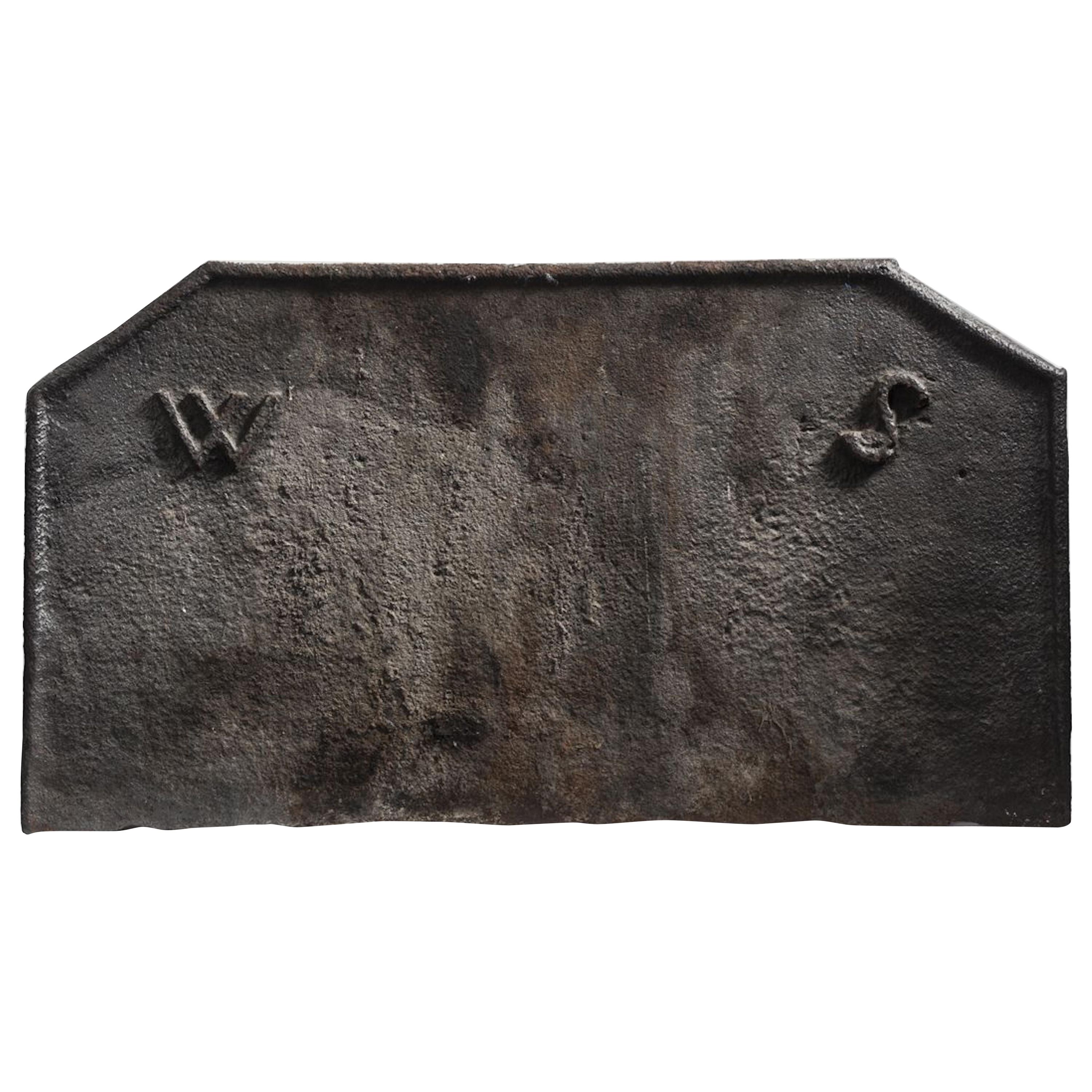 Plaque de cheminée:: en fonte:: 17ème siècle:: anglaise:: portant les initiales W S en vente