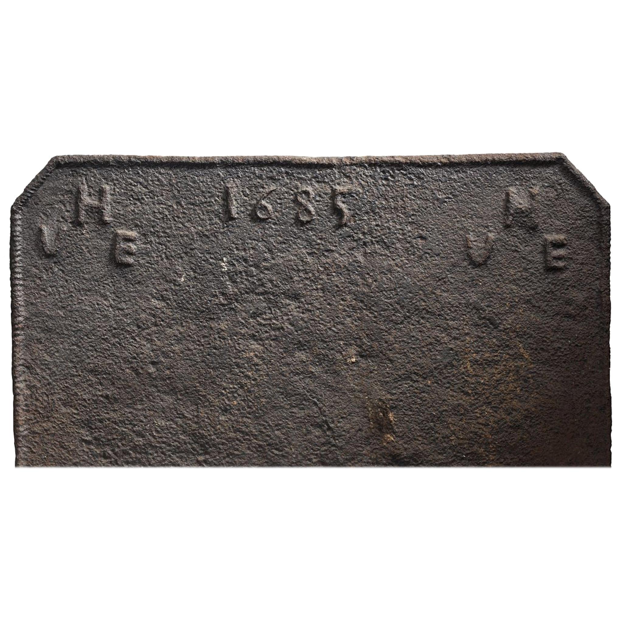 Plaque de cheminée:: en fonte:: datée de 1685:: paraphée deux fois HVE en vente