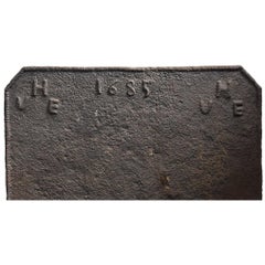 Feuerplatte:: Gusseisen:: datiert 1685:: zweimal mit HVE initialisiert