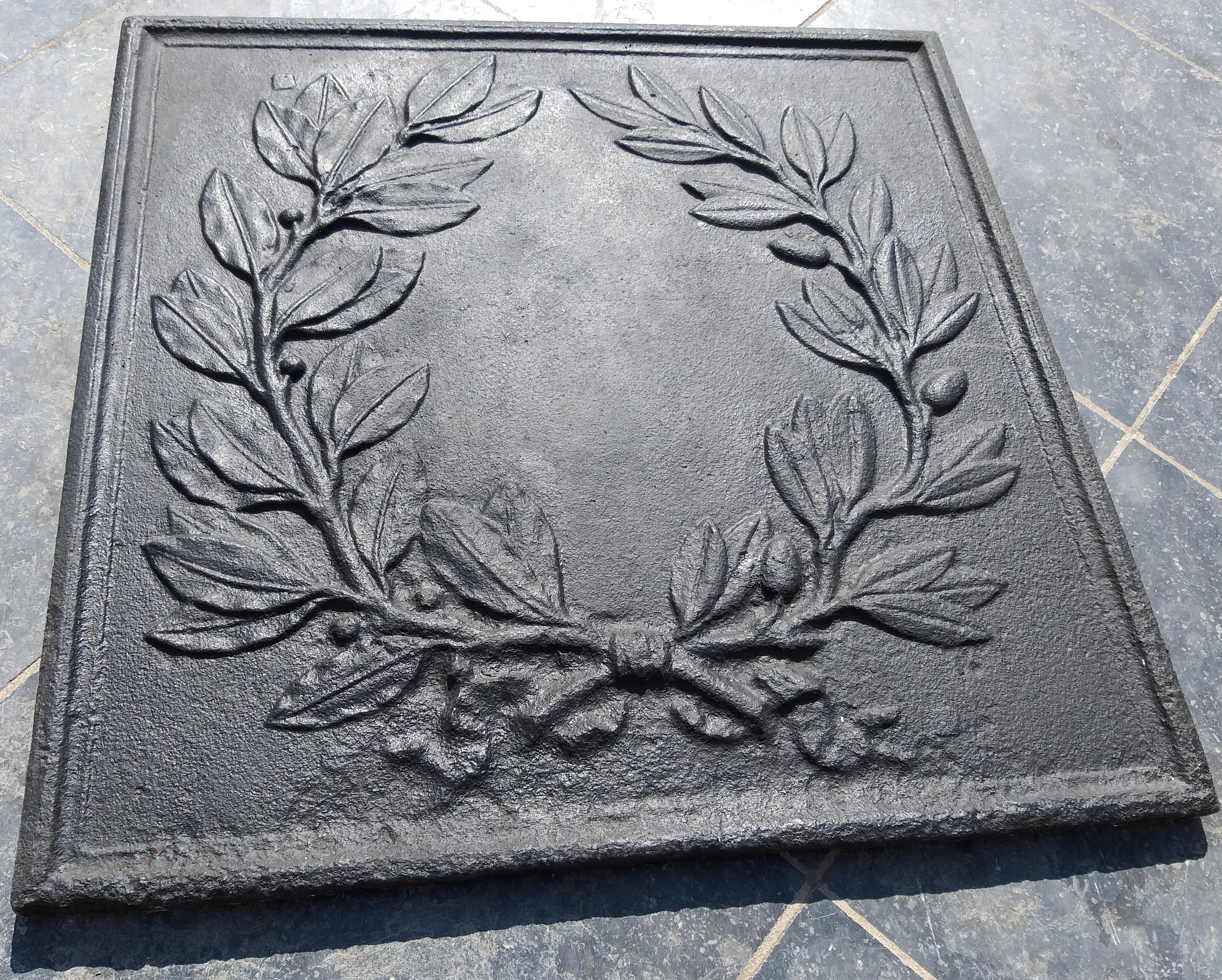 An medium-sized Empire II (ànd Louis XVI-style) fireback from the early 1800s, maybe earlier. Apart from some firewear, this quality casting has stood the ravages of time very well. The symbol of the Laurel: Victory. Crowning a successful commander