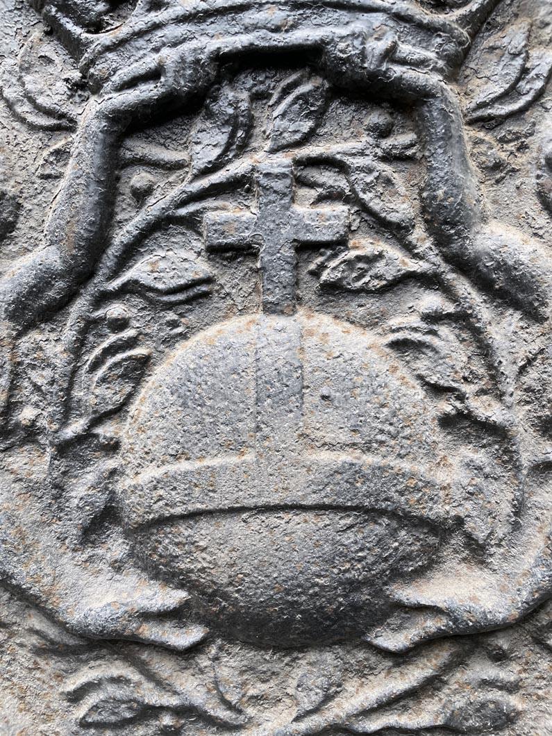 Kaminschirm aus dem Jahr 1626, der eine kreuzförmige Kugel darstellt, die von zwei Engeln gerahmt ist (Französisch) im Angebot
