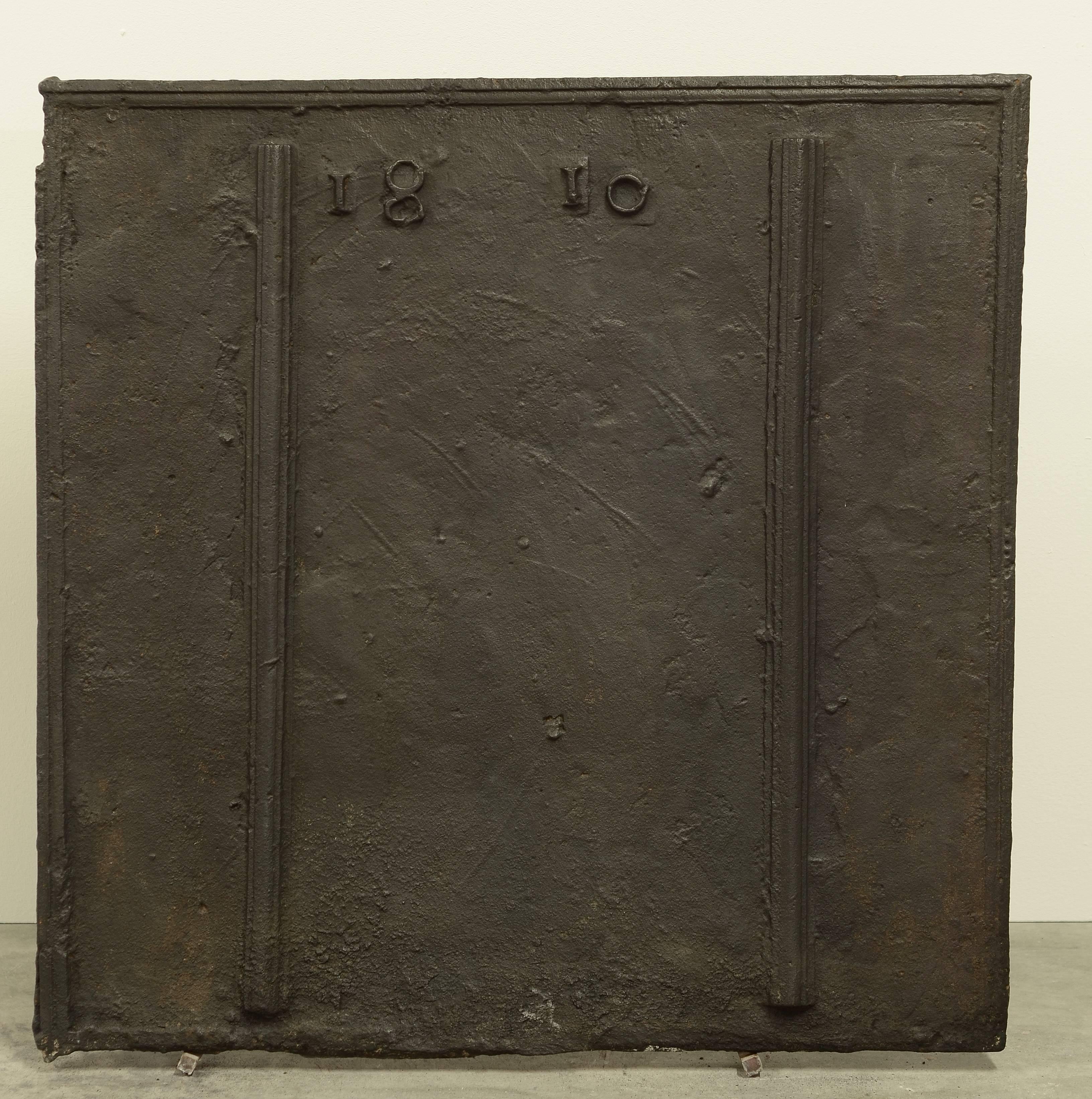 Great antique cast iron fireback.
Dated 1810 between two thick pillars.

Excellent condition, great dimension.
Usable in a fire or as backslash.
