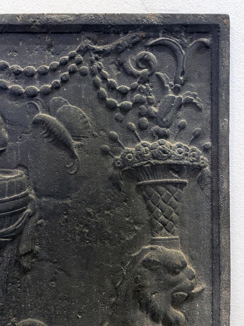 Louis XVI Plaque de cheminée représentant un vase avec un feu encadré par deux chimères, 19ème siècle en vente