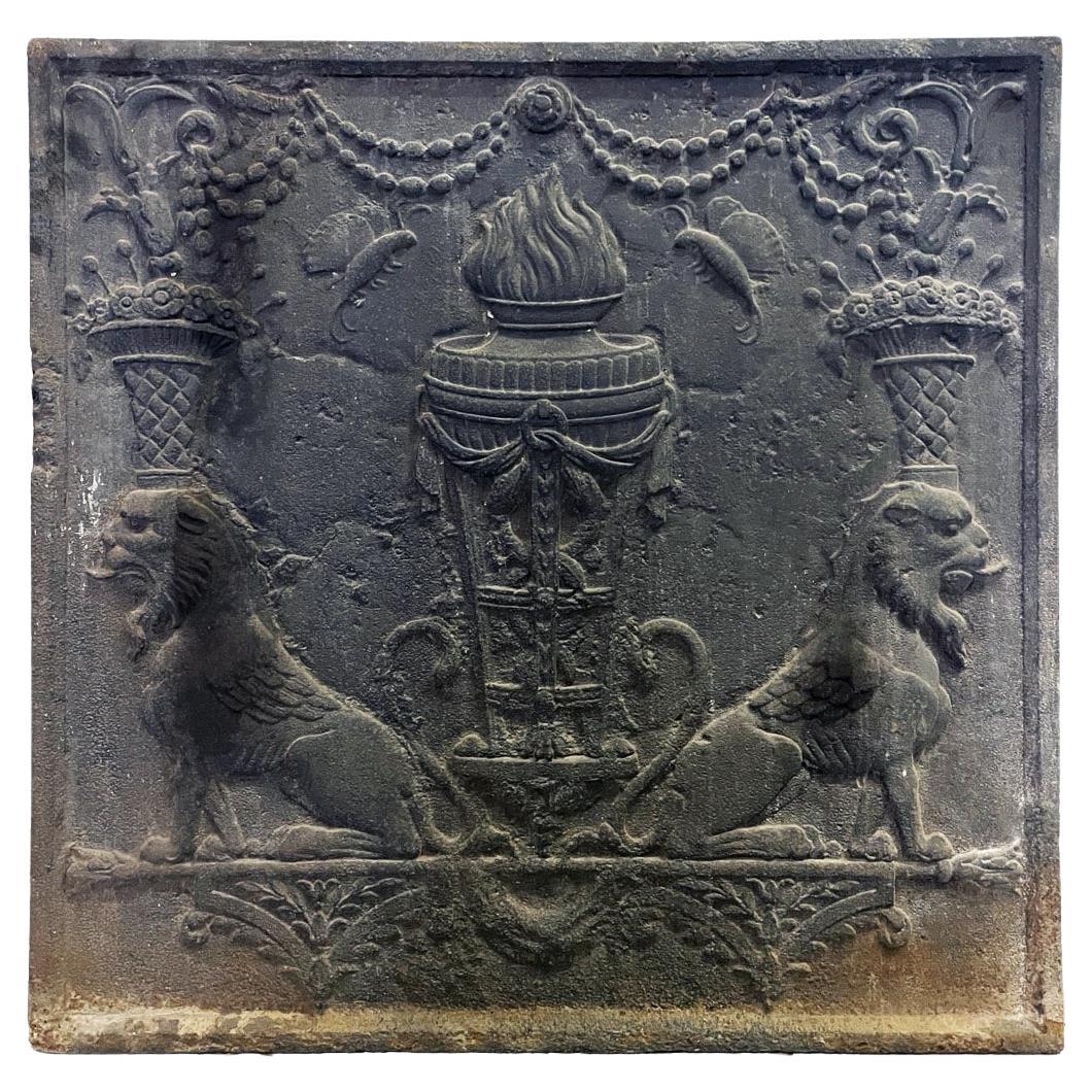 Plaque de cheminée représentant un vase avec un feu encadré par deux chimères, 19ème siècle en vente