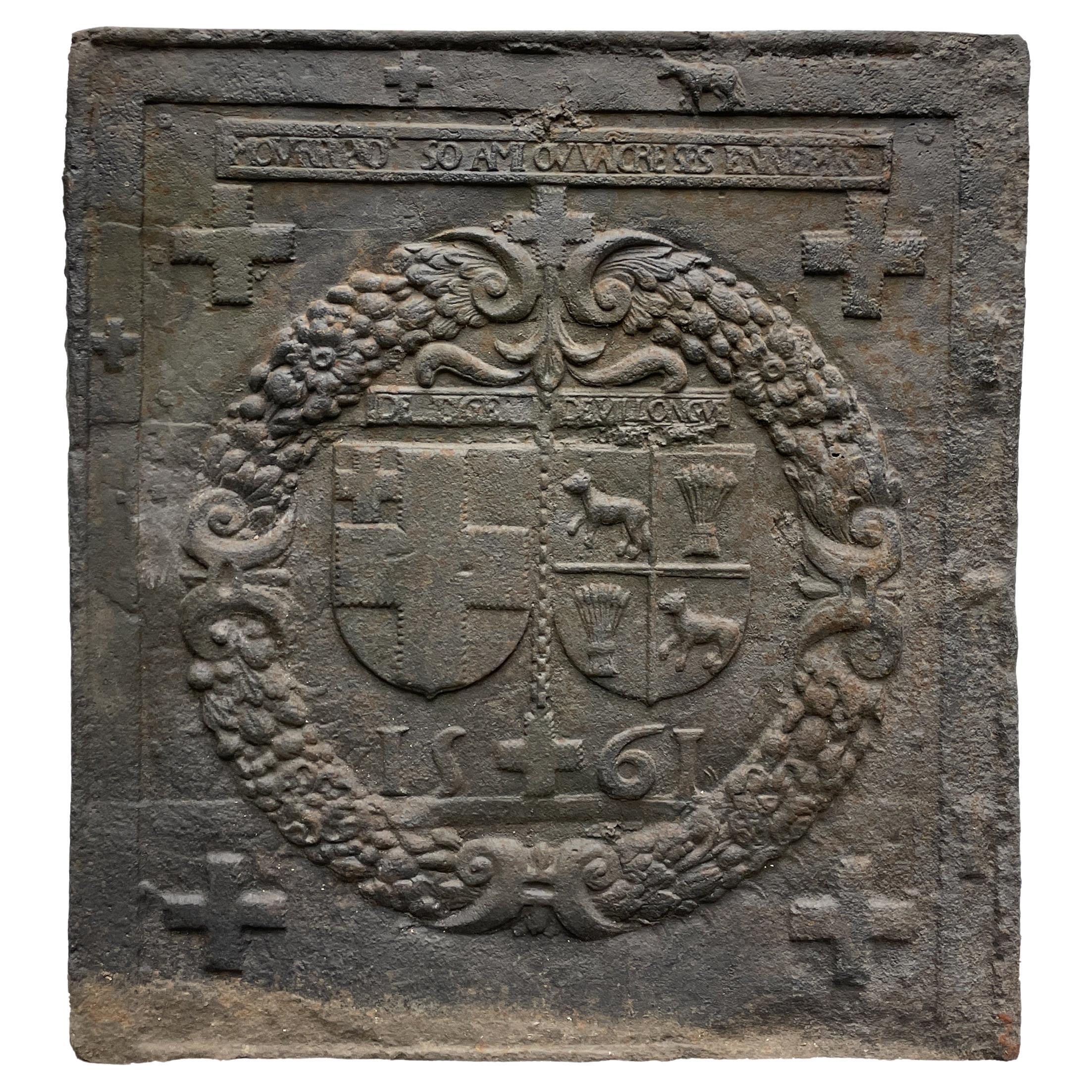 Plaque de cheminée de 1561 avec les bras d'alliance de Jacques de Tige et Blanche de Vill en vente