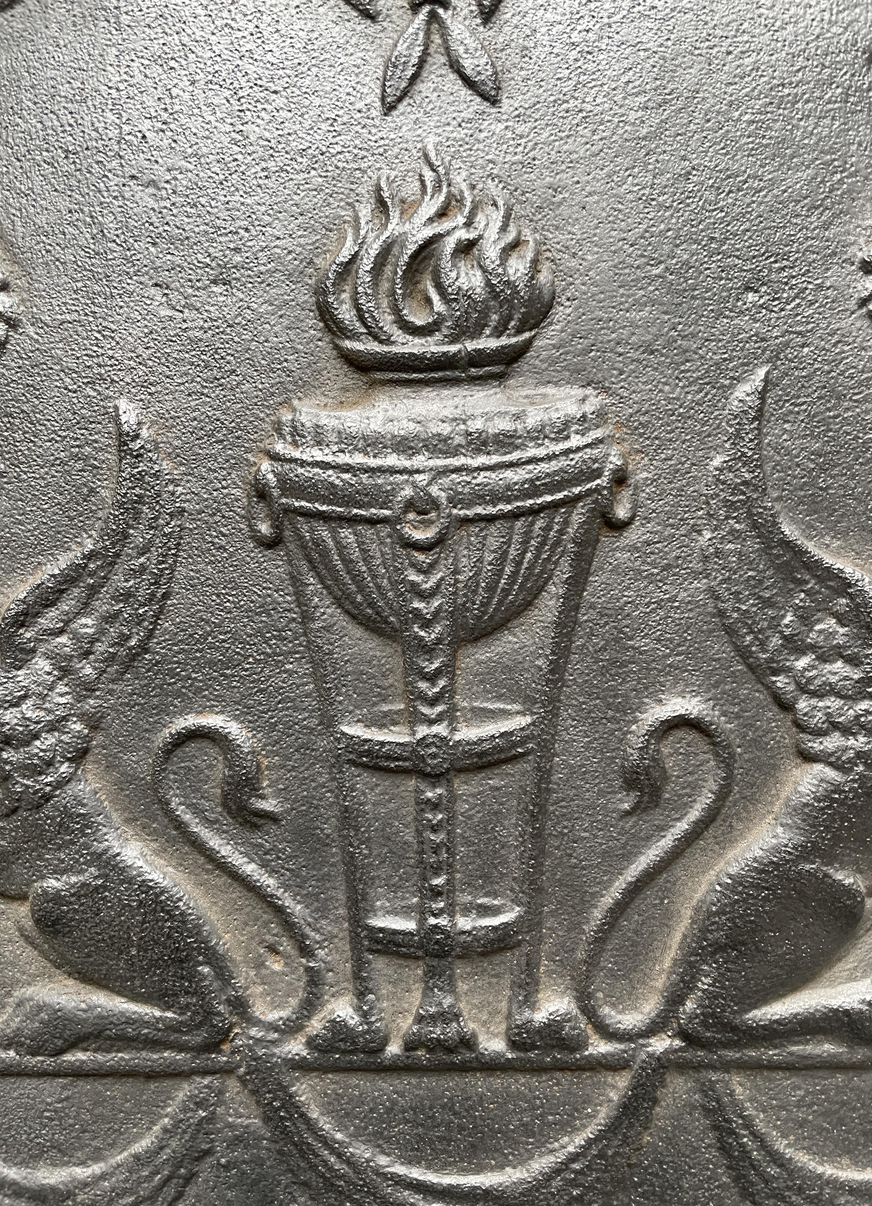 Kaminschirm aus dem 18. Jahrhundert mit einer Vase aus Flammen, die von Sphinges eingerahmt ist (Französisch) im Angebot