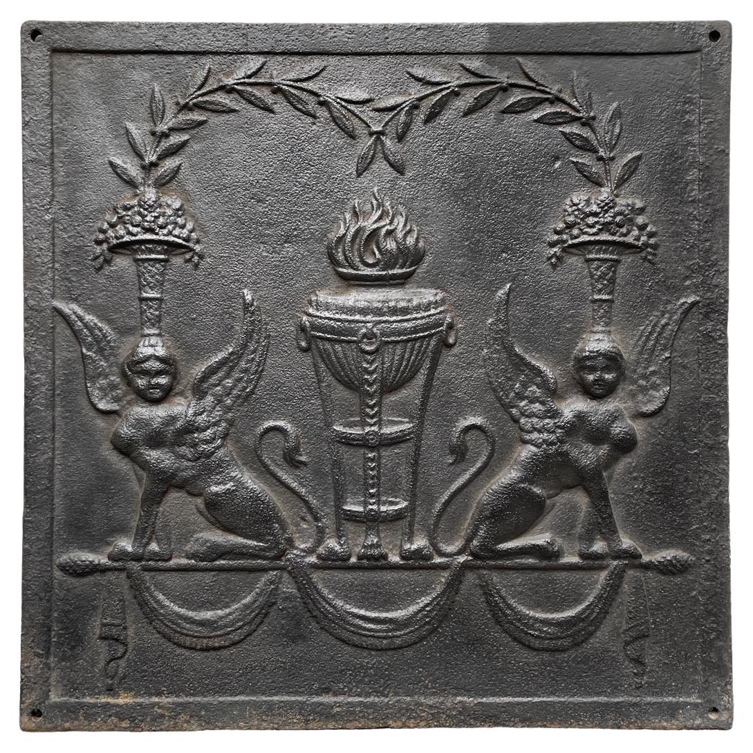 Plaque de cheminée du 18ème siècle avec un vase de flammes encadré par des éclaboussures