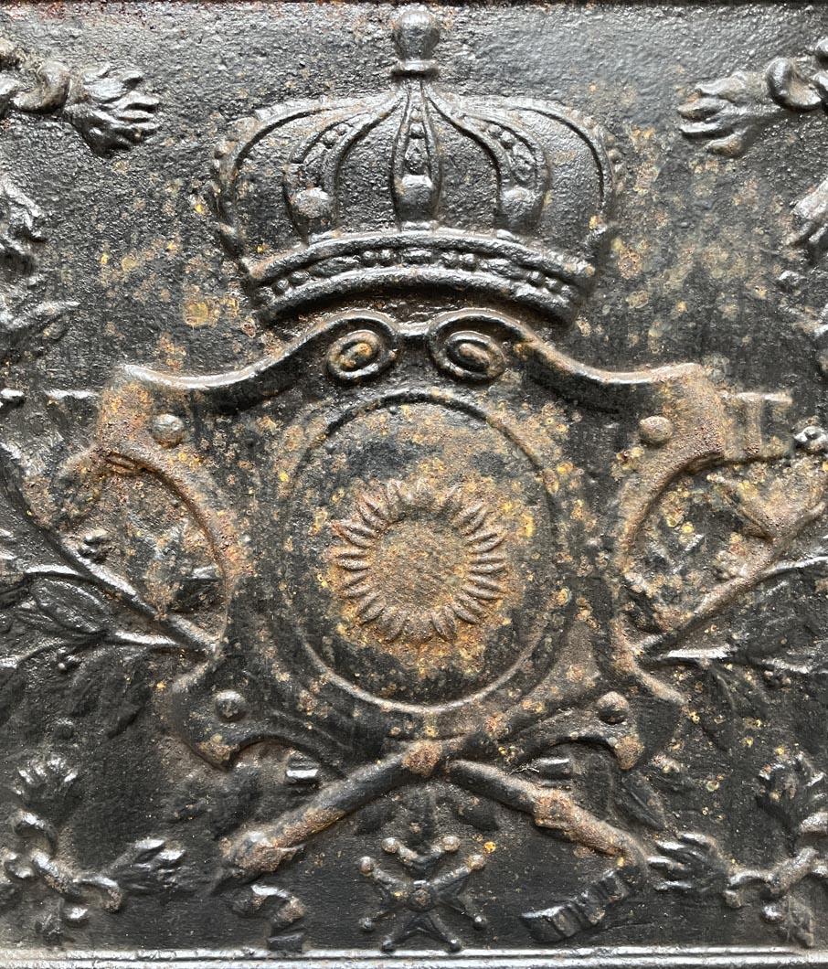 Plaque de cheminée du XIXe siècle avec un écu décoré d'un tournesol.