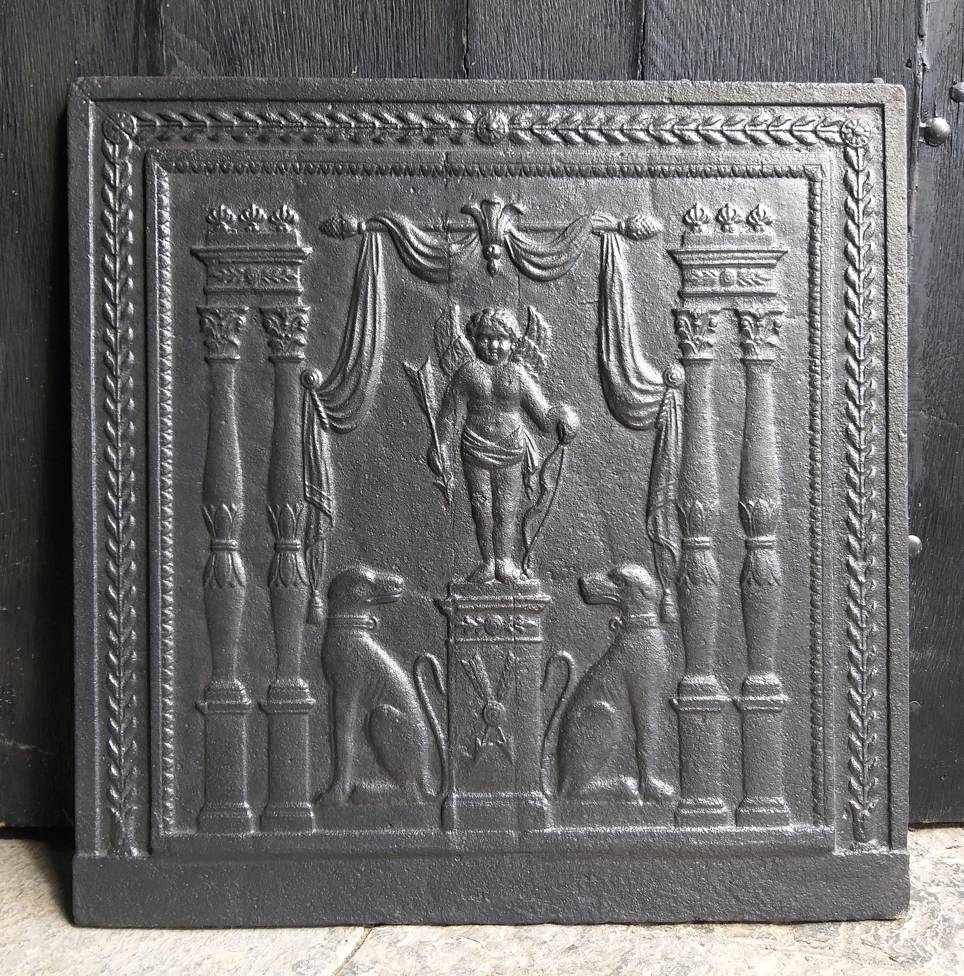 Fireback or backsplash in the neo-classical style in very good condition.
'The protection of Cupid with his bow, God of Desire'.
Dates back to the 19th century: 1800-1820. (Empire II : 1804-1815)
Often, like here, a vertical or horizontal line is