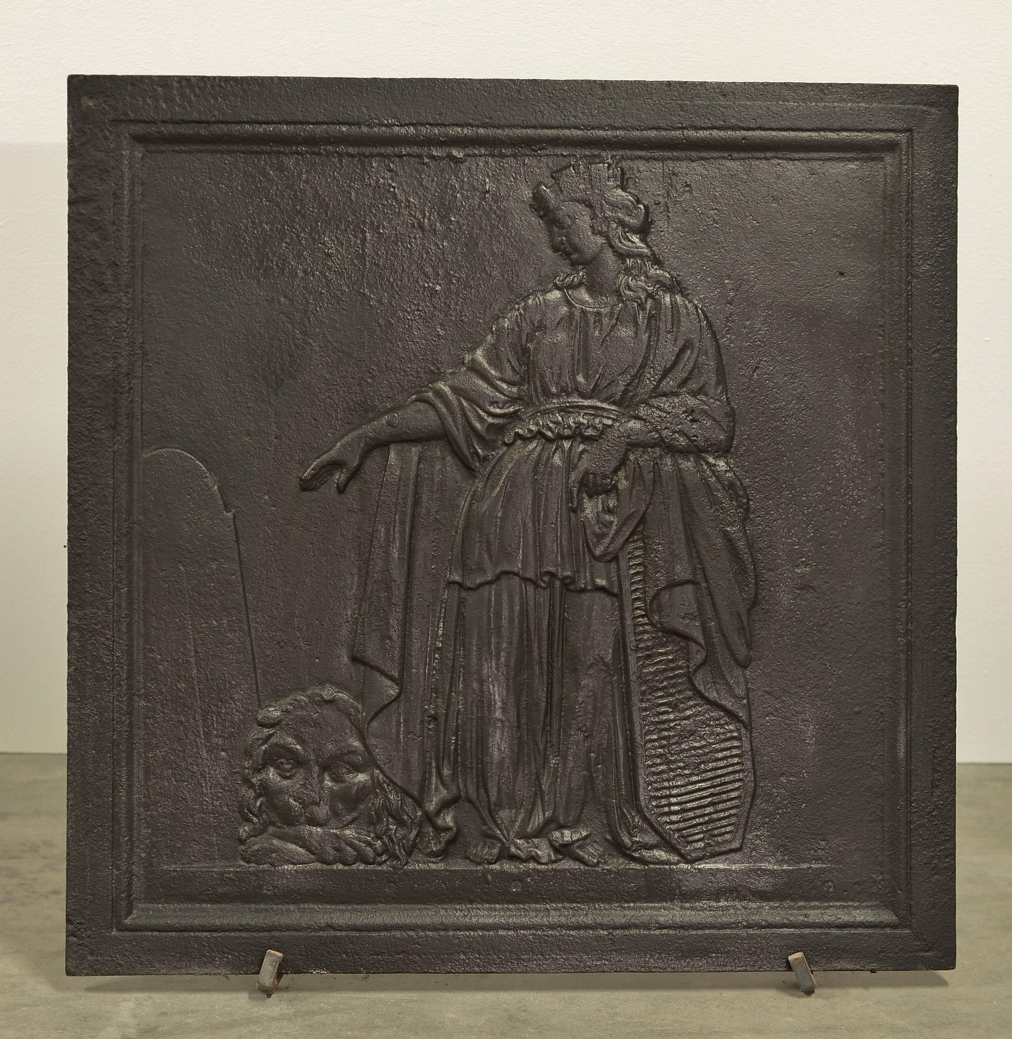 Sharp, square and decorative cast iron antique fireback.
Mourning Queen next to a grave with a lion at her feet in between.

Excellent condition, usable dimension.
Can be used in a fire or as eye-catching backsplash.

Can be supplied with