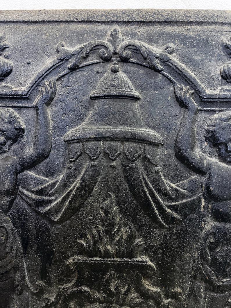 Kaminboden aus dem 18. Jahrhundert mit zwei Atlanten, die ein Gebälk mit Feuervasen tragen.
