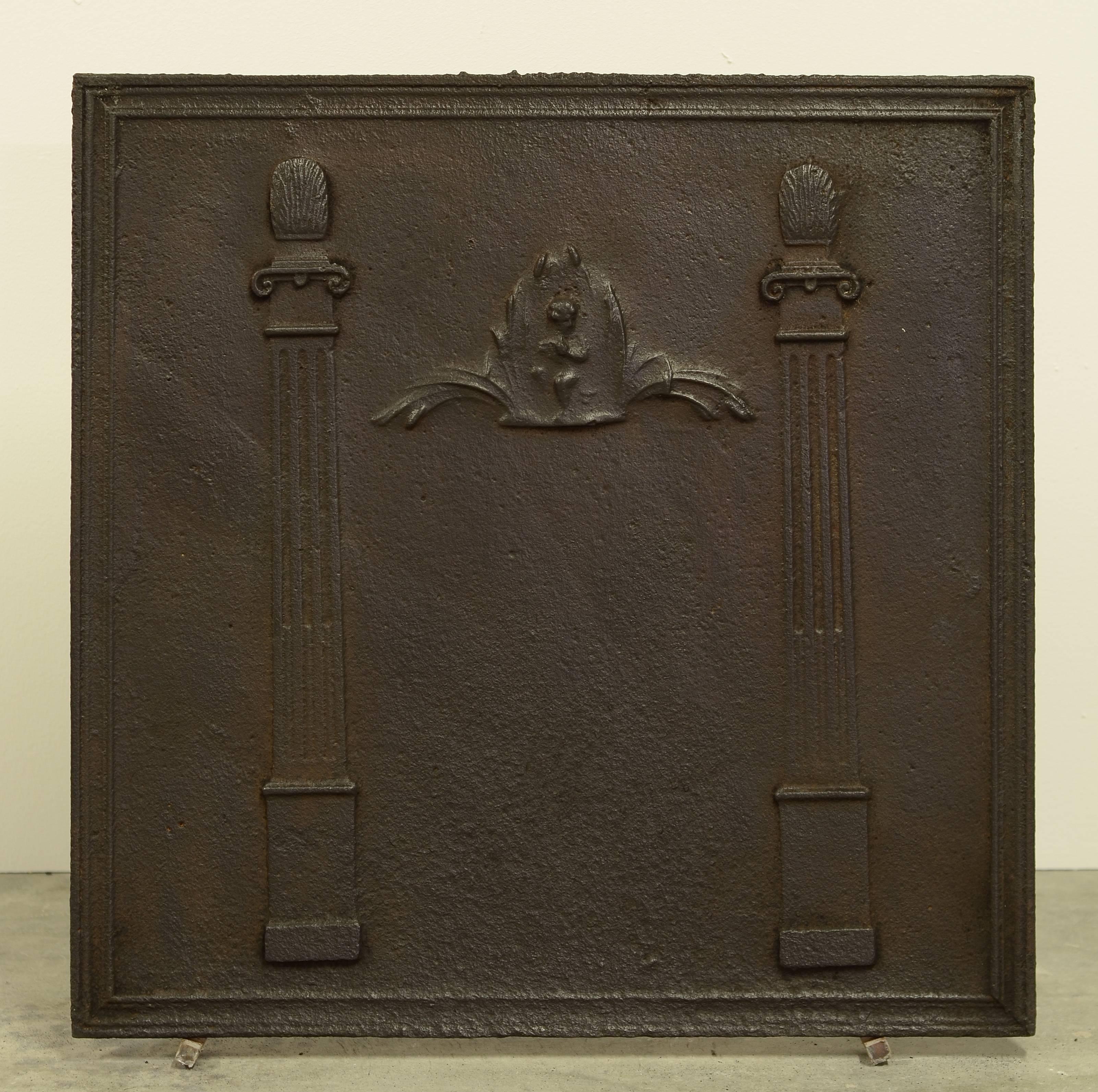 Nice square antique fireback showing to pillars with decorations in between, 19th century

Great usable dimensions.
Excellent condition, can be used in a fire or as backsplash.

Can be supplied with stand.