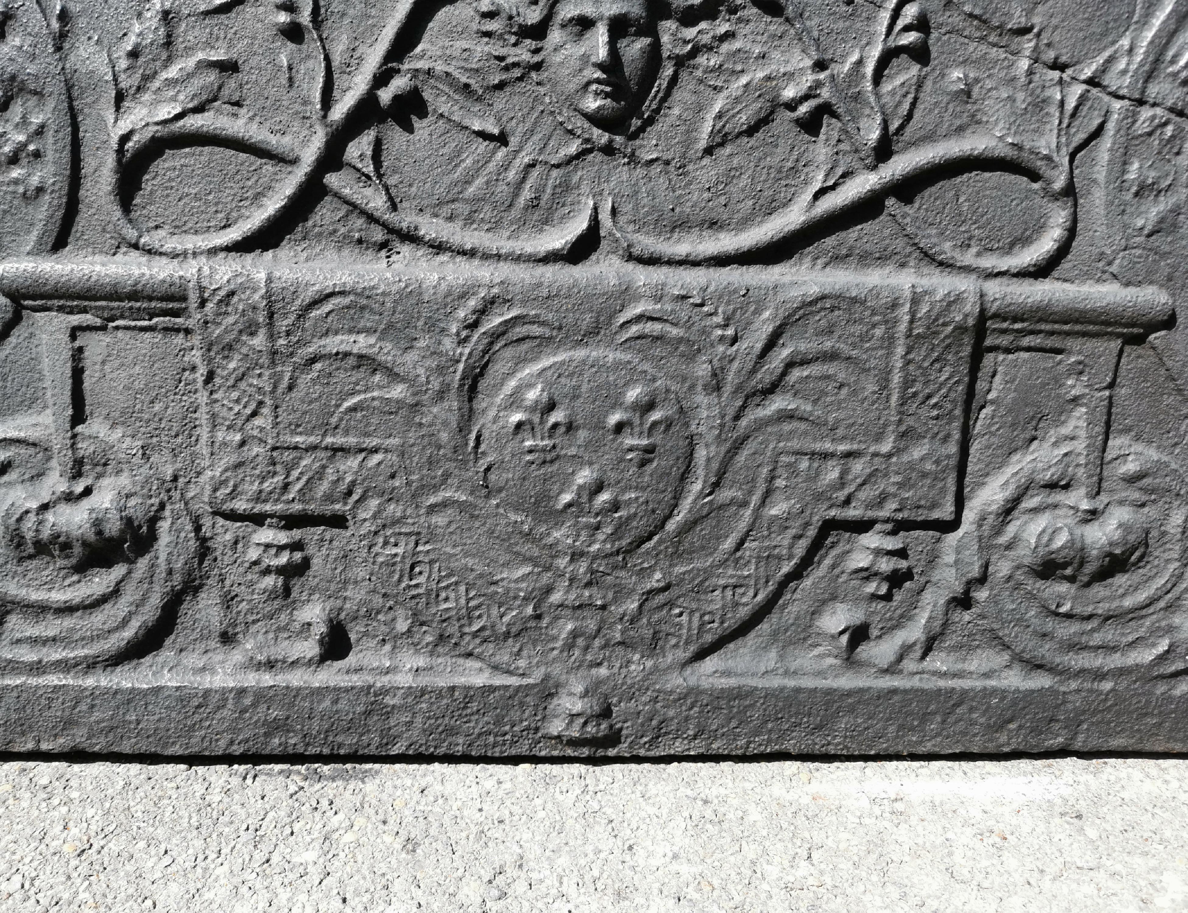 Kaminschirm mit Monogramm aus der Zeit Ludwigs XIV. und französischem Wappen (Gegossen) im Angebot