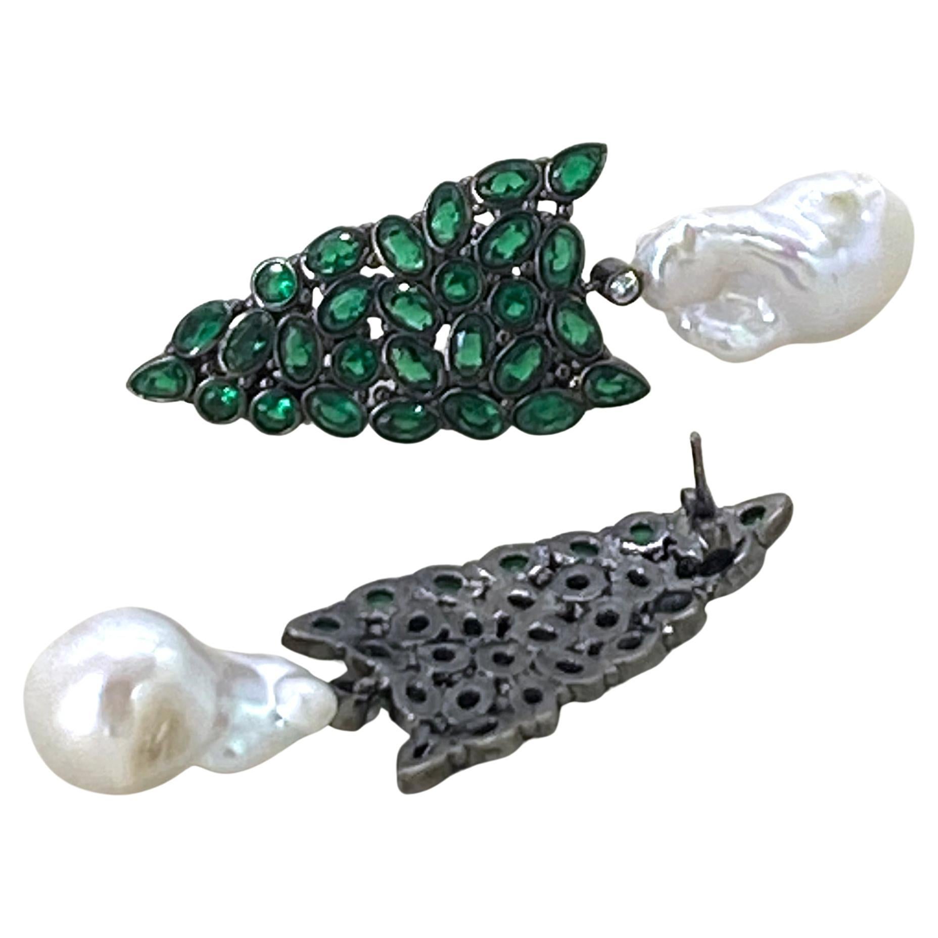 Orecchini a goccia con perle barocche e CZ per le festività natalizie in vendita 1