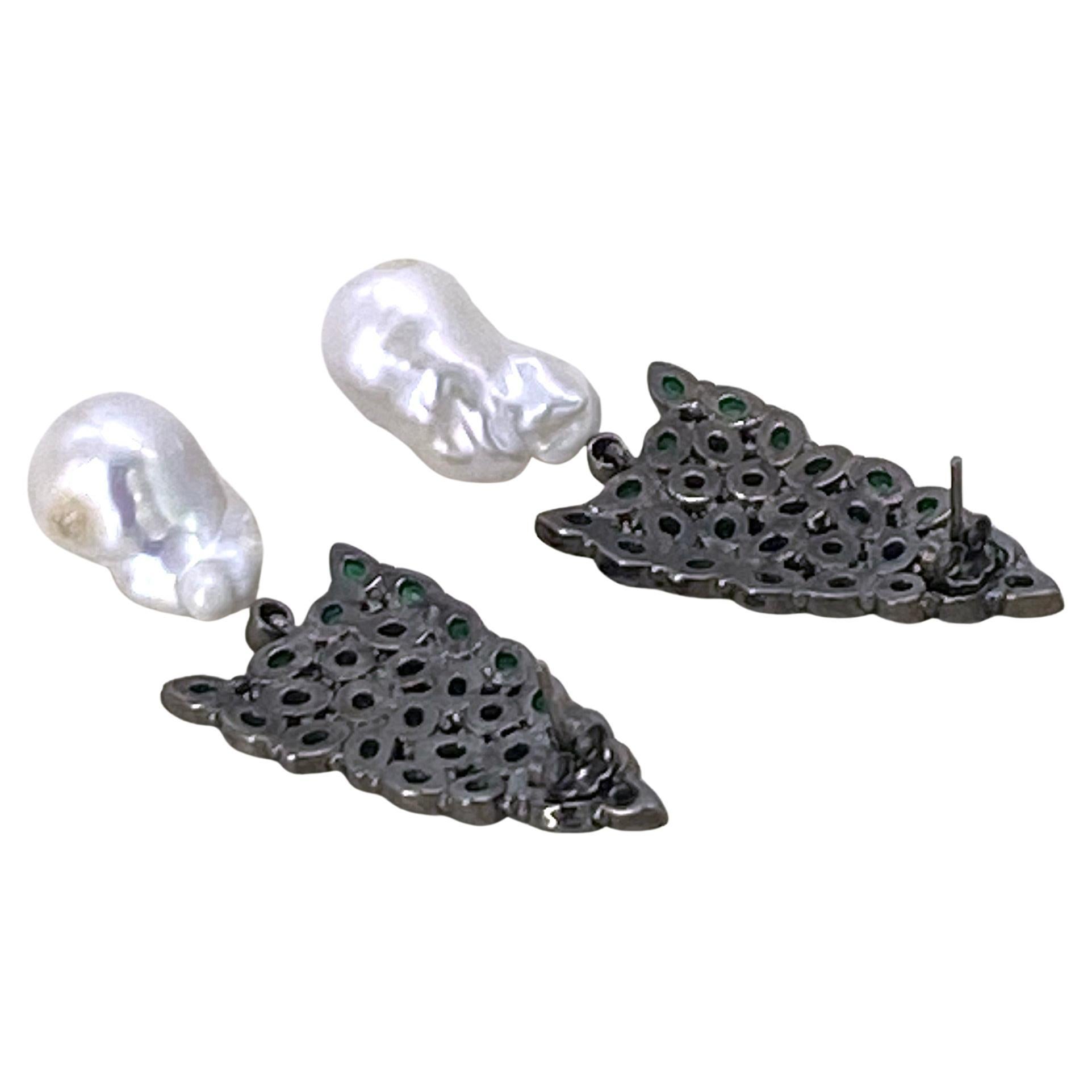 Orecchini a goccia con perle barocche e CZ per le festività natalizie in vendita 2