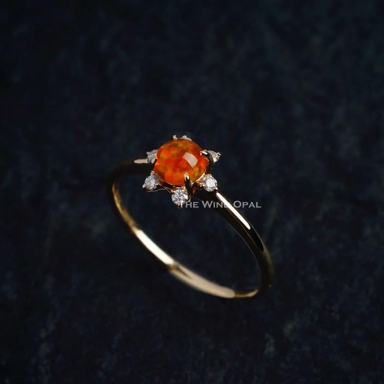 Arts and Crafts Fireball - Anello di fidanzamento con opale di fuoco e diamanti in oro giallo 18 carati in vendita