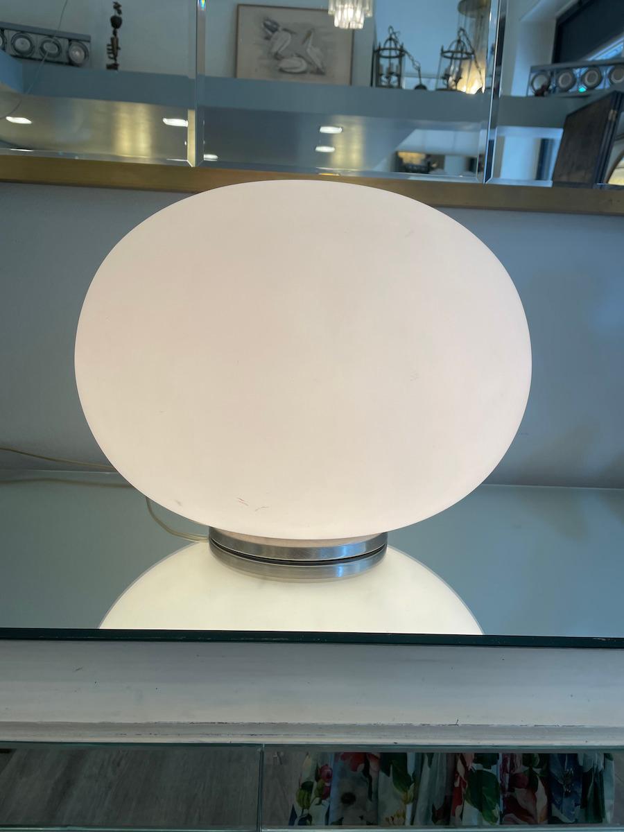 The Lucciola lamp is part of one of Vistosi's most versatile collections. Its oval shape in satin-finished blown glass lends itself to countless installation combinations.

The satin glass gives the lamp a timeless elegance, and the light intensity