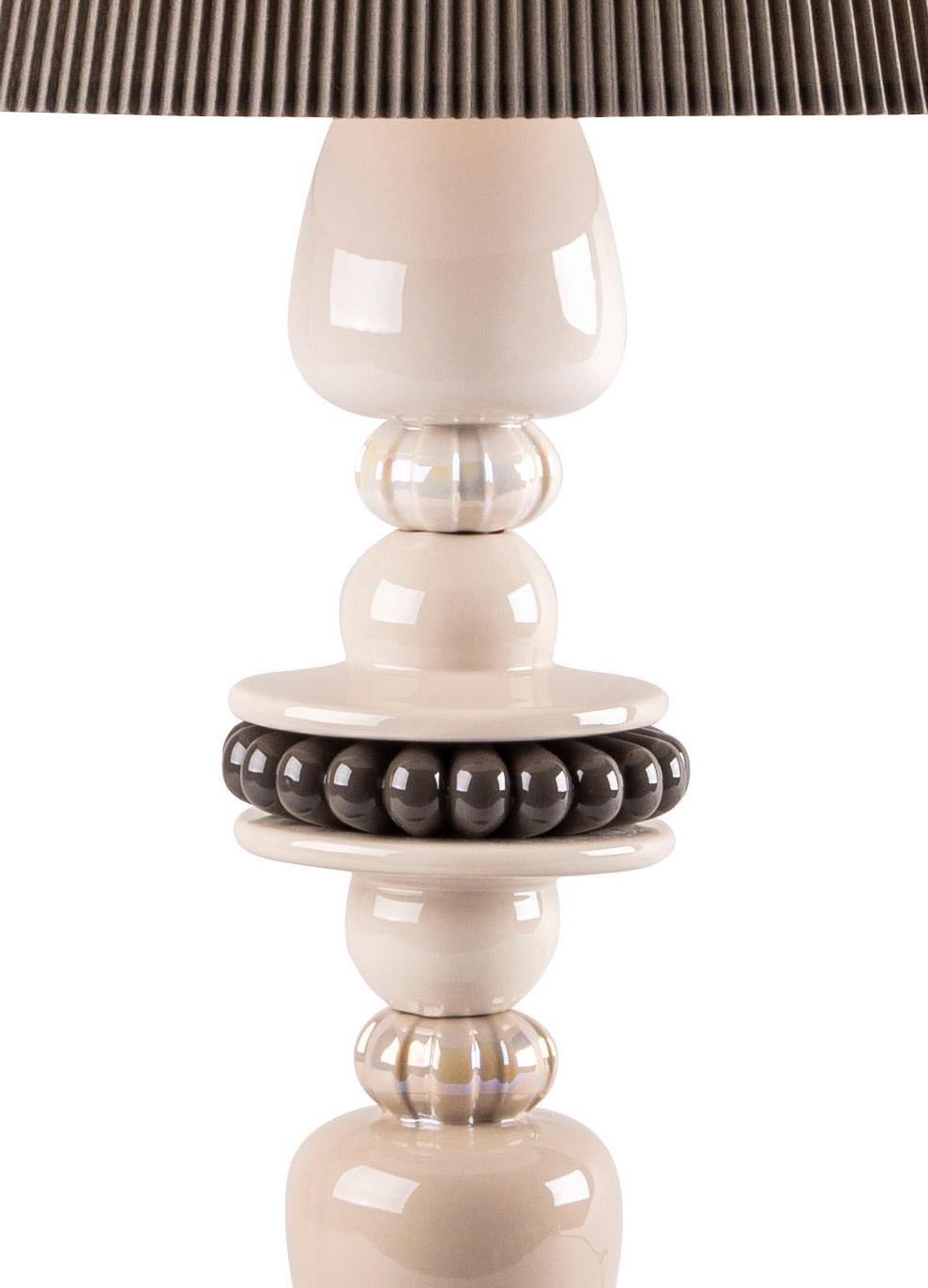 Spanish Firefly table lamp. Pearly (US) For Sale