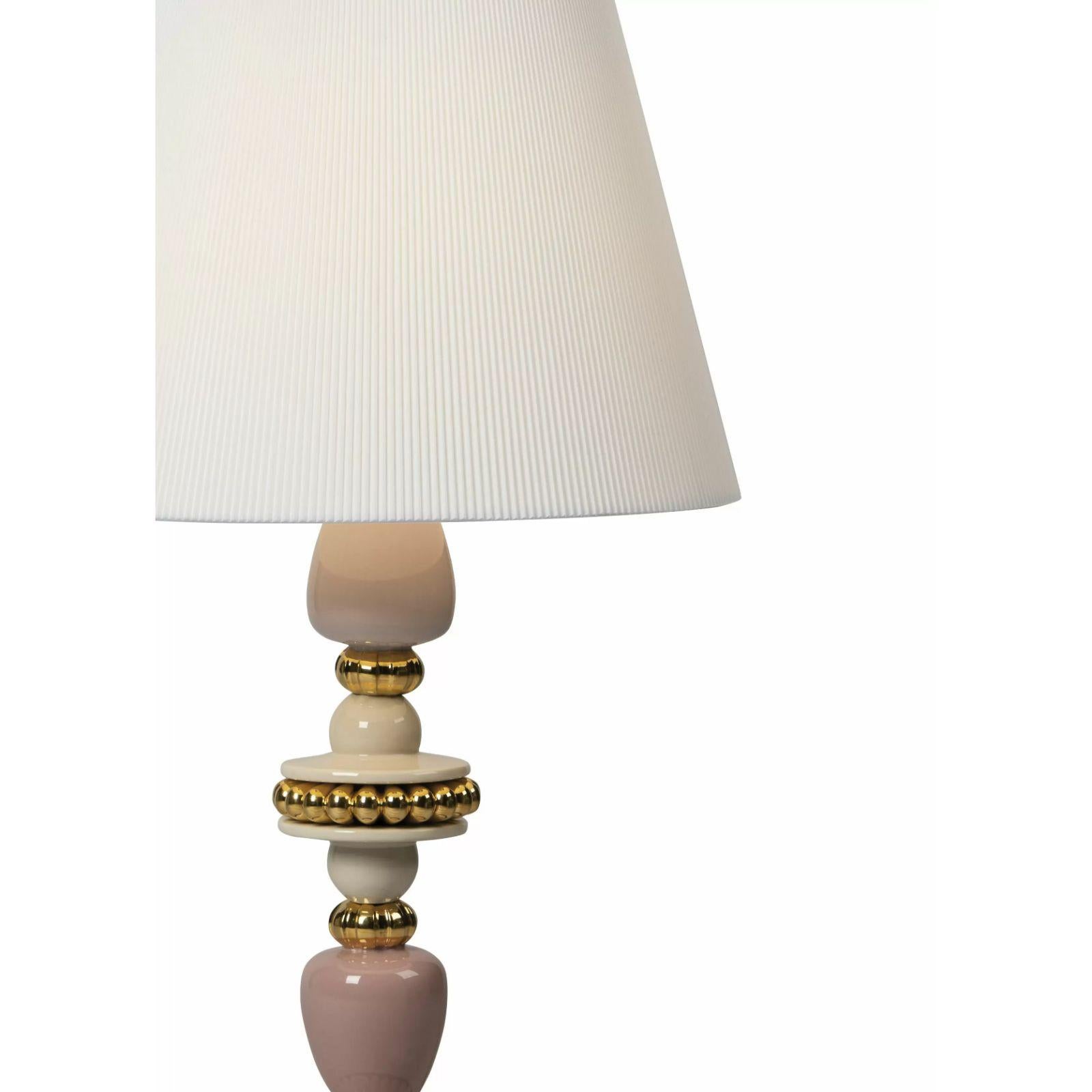 Lampe de table en porcelaine de la collection Firefly, inspirée par la lumière fascinante émise par les lucioles lors des chaudes nuits d'été. C'est ainsi qu'est née cette série de luminaires originaux basés sur des motifs végétaux.

Une pièce en