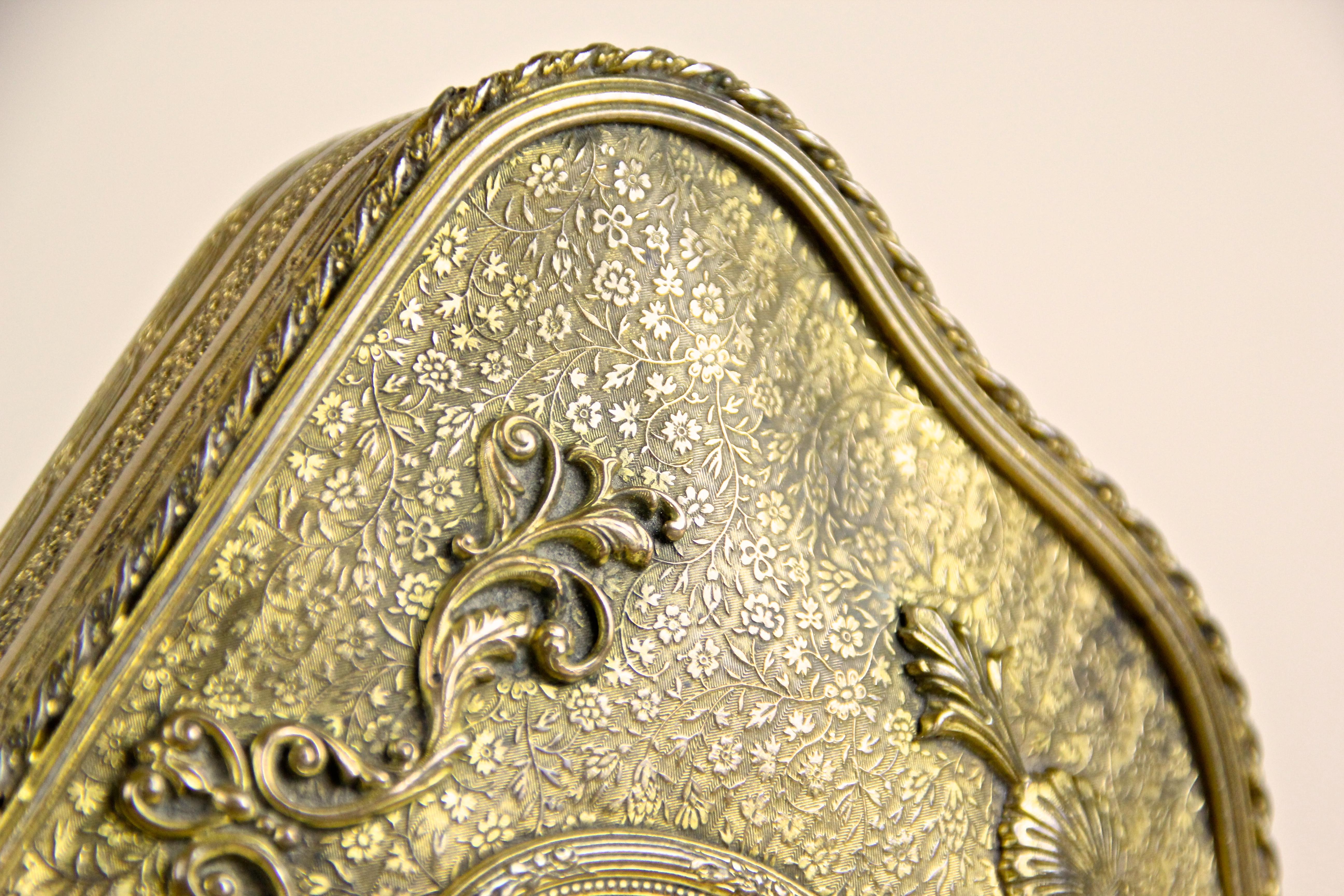 Firegilt Brass Jewelry Box with Porcelain Picture, Austria, circa 1860 In Good Condition In Lichtenberg, AT