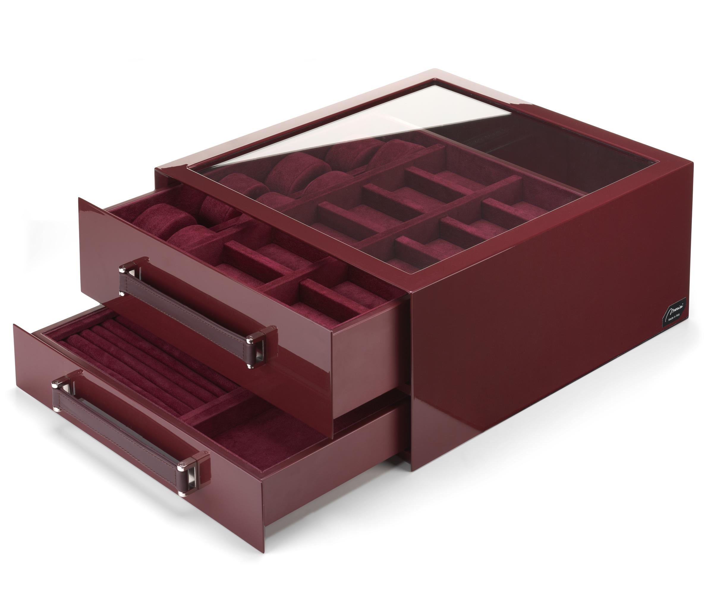 A clean and essential design of sophisticated contemporary flair, this jewelry box is distinguished by a bordeaux color obtained with a brushed and polished polyester finish. Handcrafted of wood, it is enriched with silver-finished metal details and