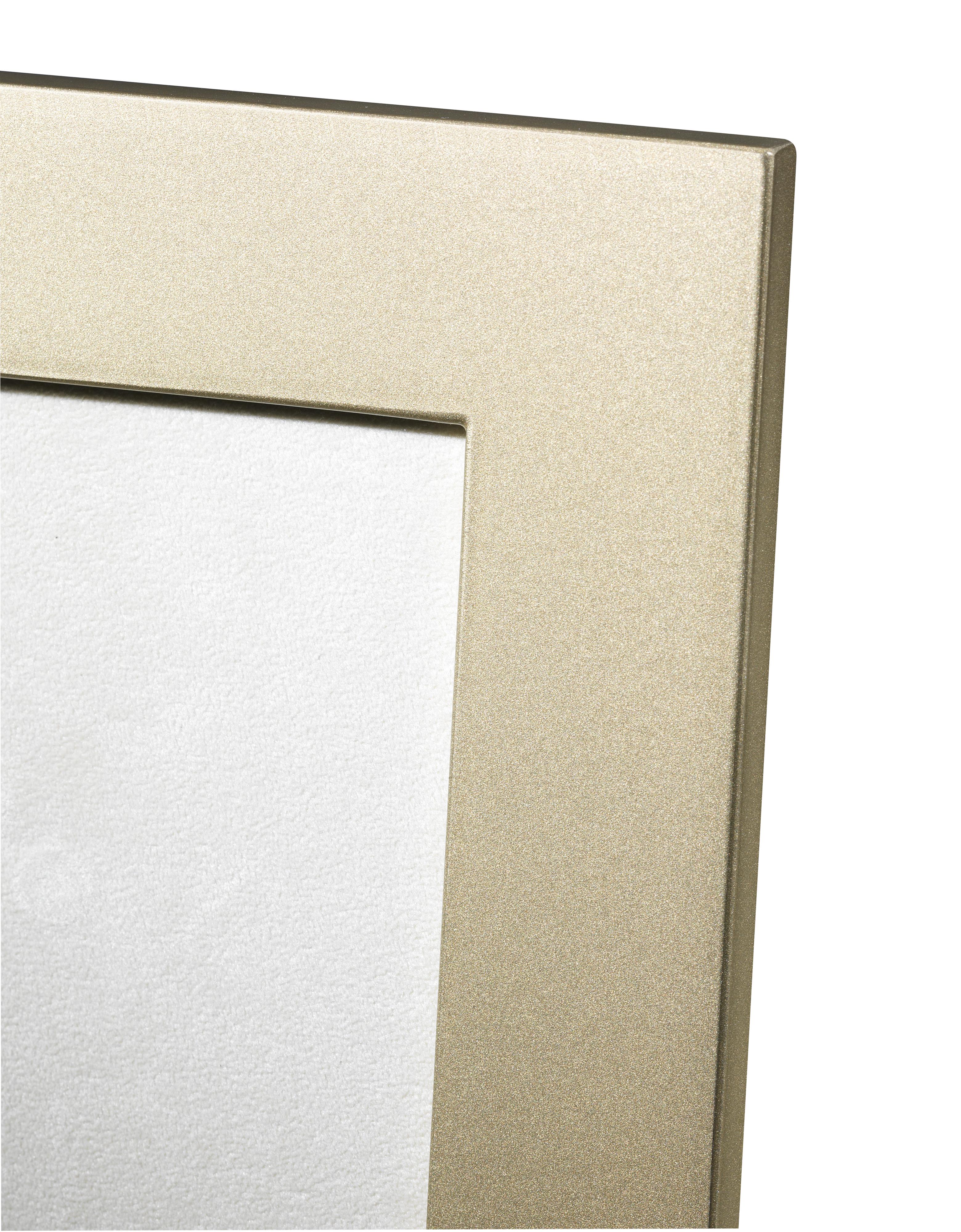This photo frame is a perfect and original gift idea for a loved one. Entirely handmade in wood, this photo frame features a champagne hue with a brushed and glossy polyester finish that will easily match any decor style.

Show off your favorite