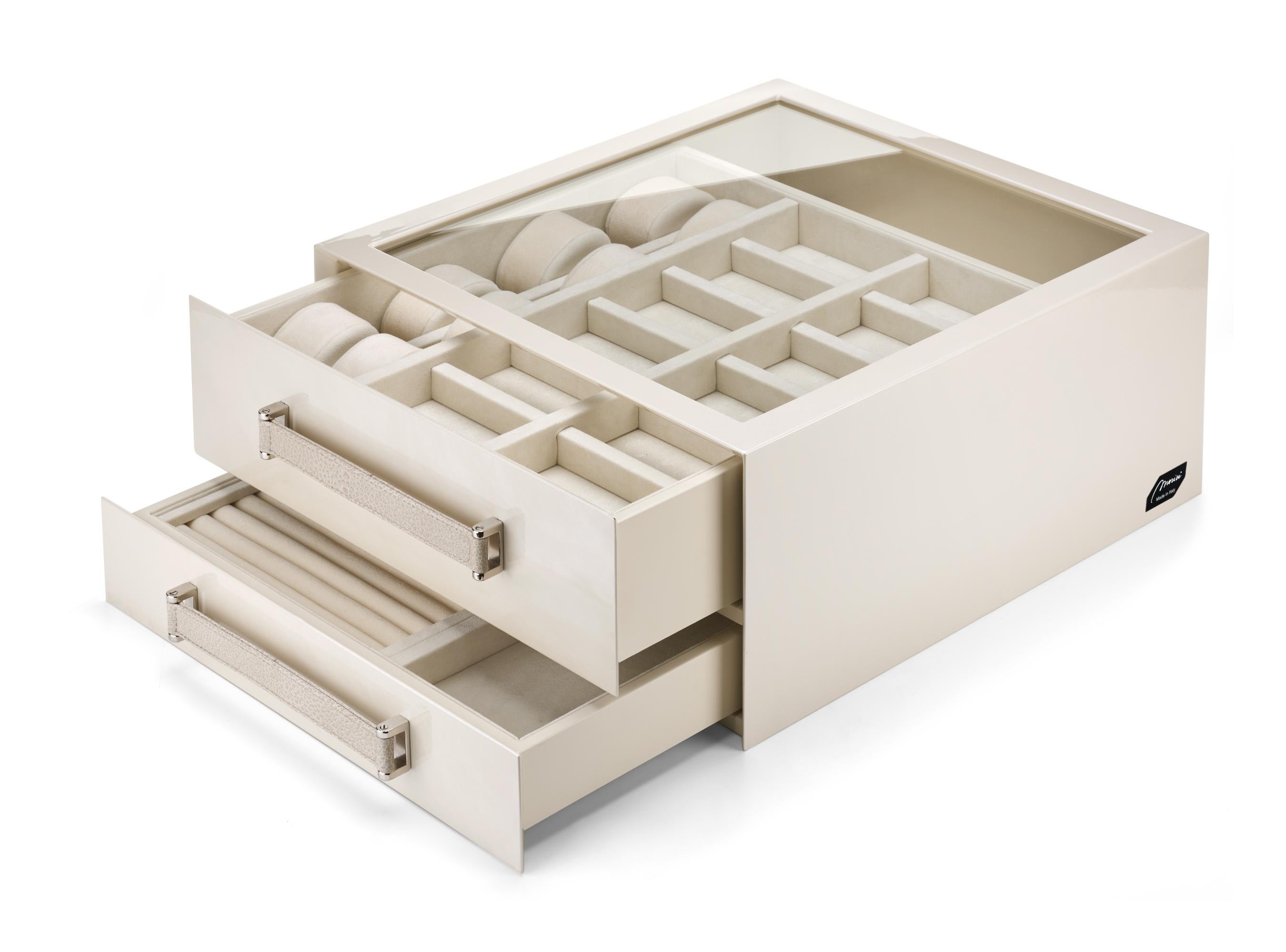 A clean and essential design of sophisticated contemporary flair, this jewelry box is distinguished by a mother of pearl color obtained with a brushed and polished polyester finish. Handcrafted of wood, it is enriched with silver-finished metal