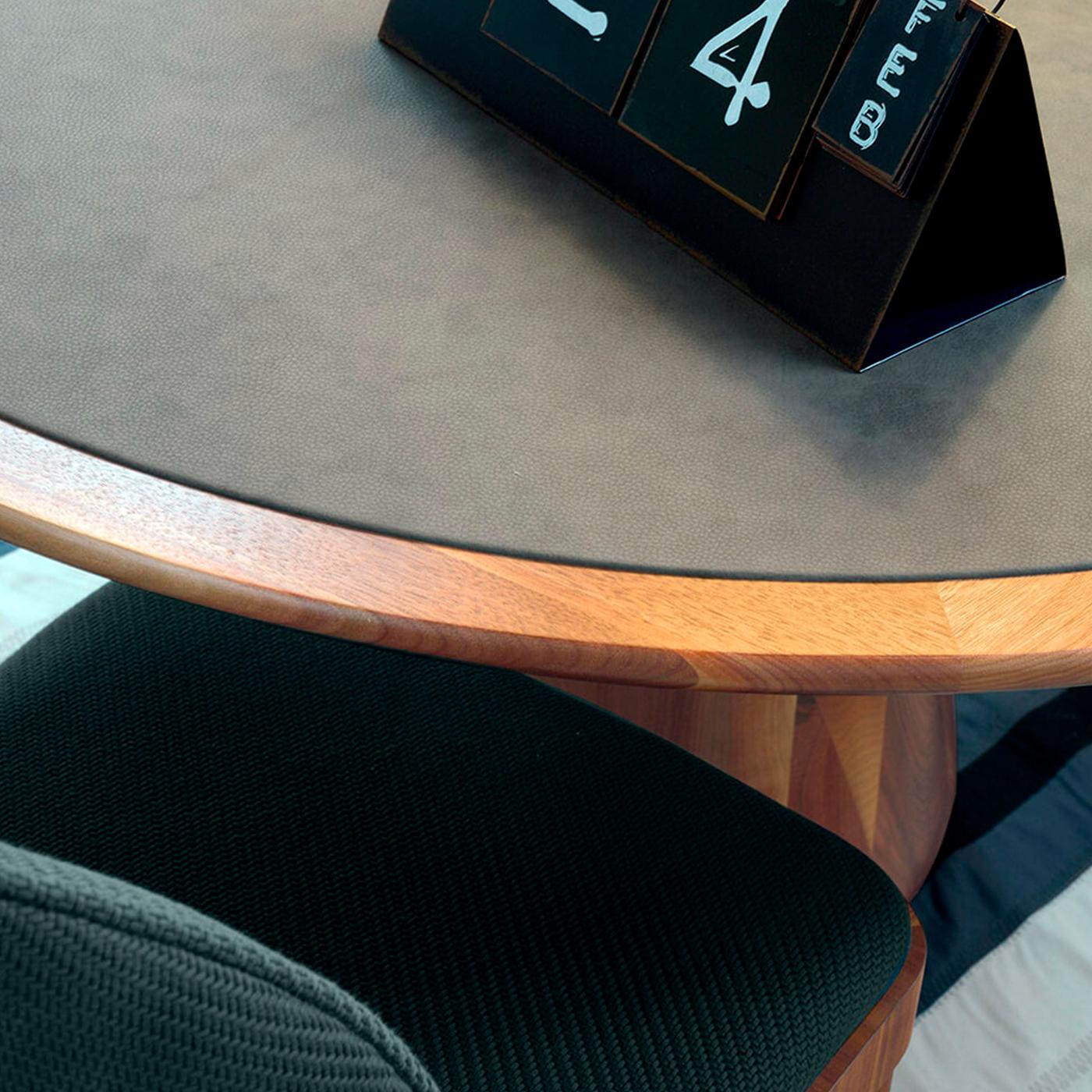 La vision des créations de Dale Italia transparaît à travers la table en bois massif Convivio. Le mélange de lignes contemporaines et classiques crée une pièce unique et intemporelle. Cette table ronde est disponible en deux variantes : entièrement