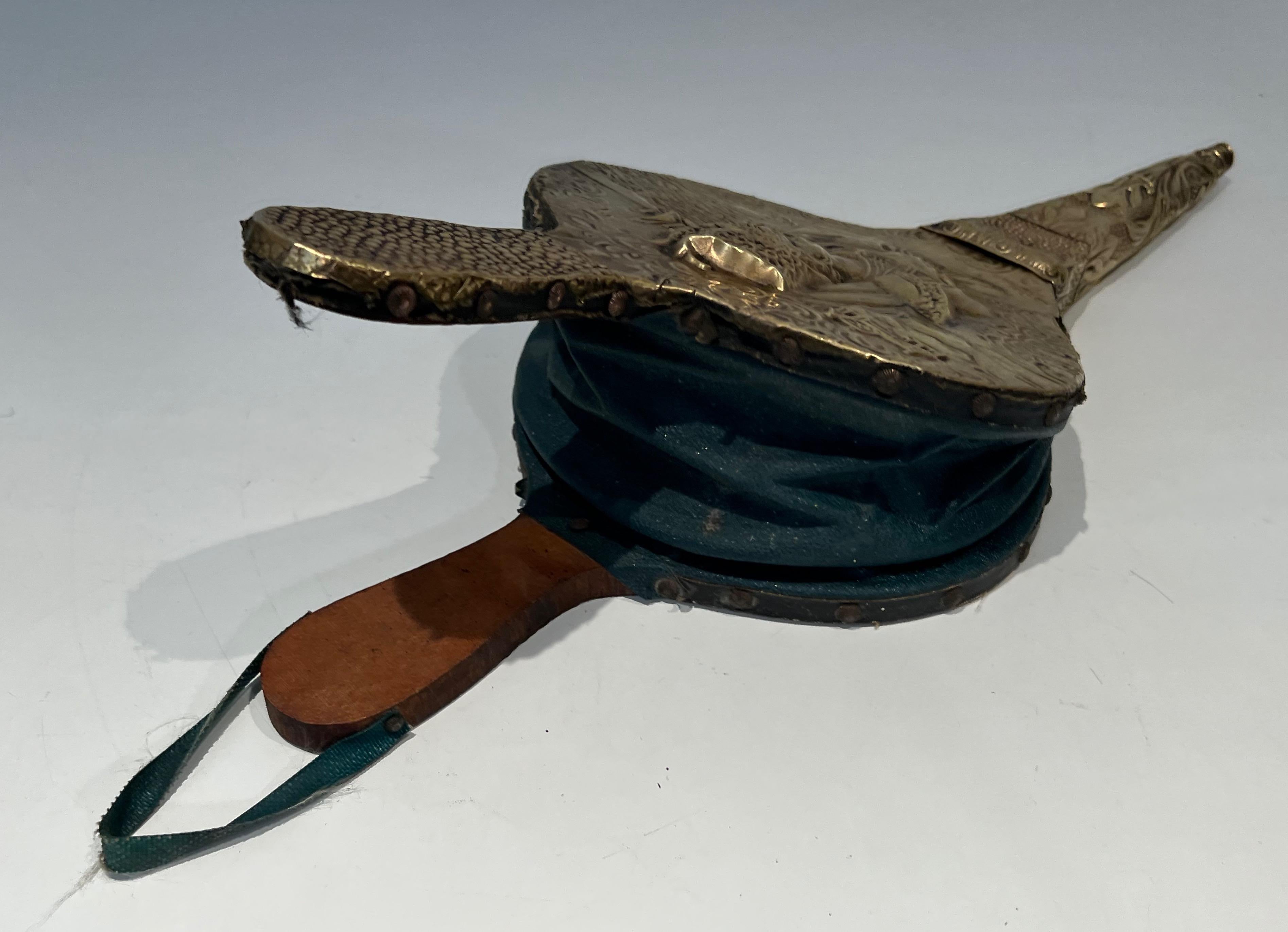 Soffietti per caminetto in ottone sbalzato raffiguranti una donna in vendita 6