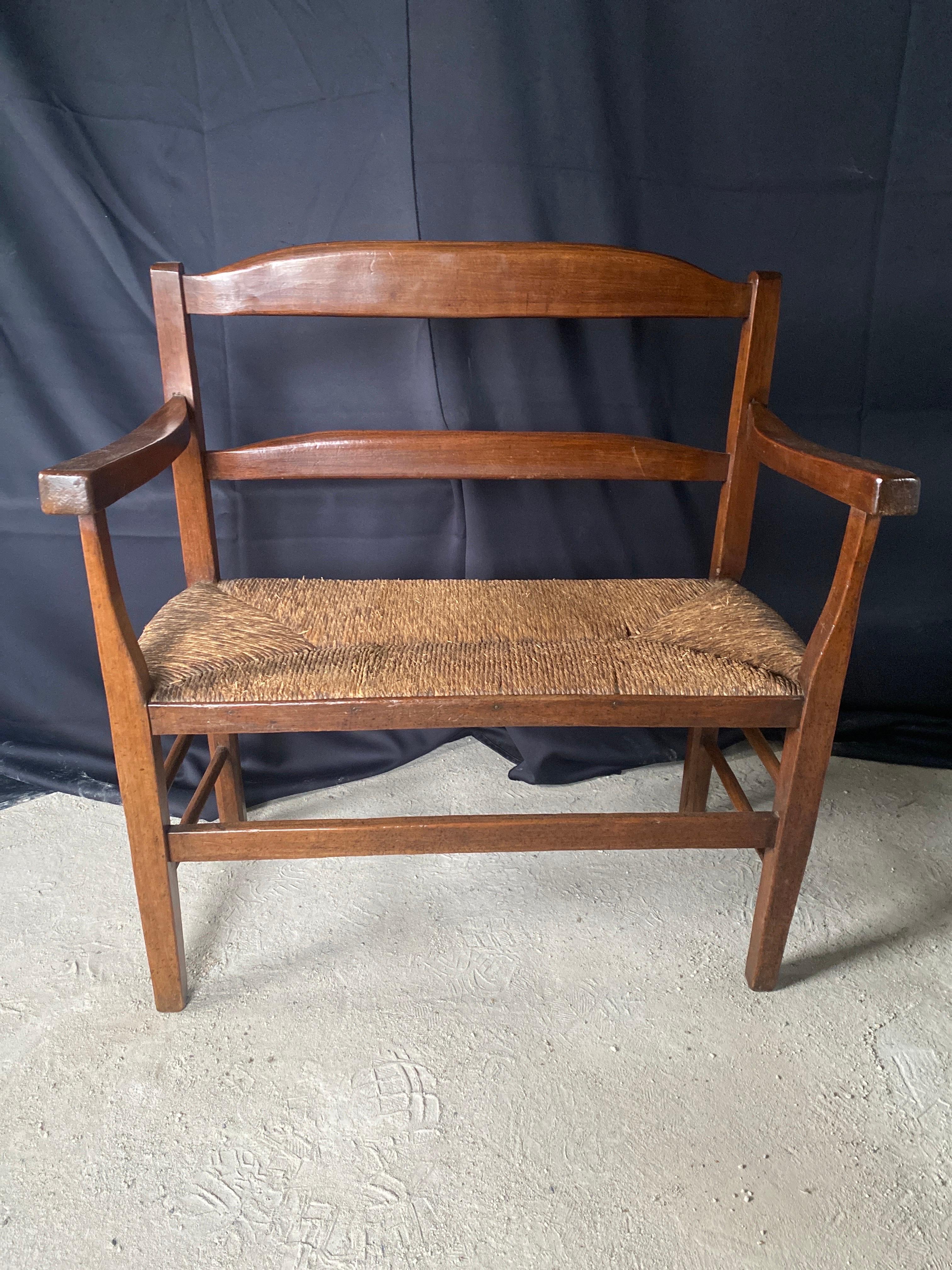 splendid little fireplace bench (cantou) in walnut dating from the 19th century, original mulch and in good condition beautiful little model easy to put in your home due to the small size of this pretty piece of furniture