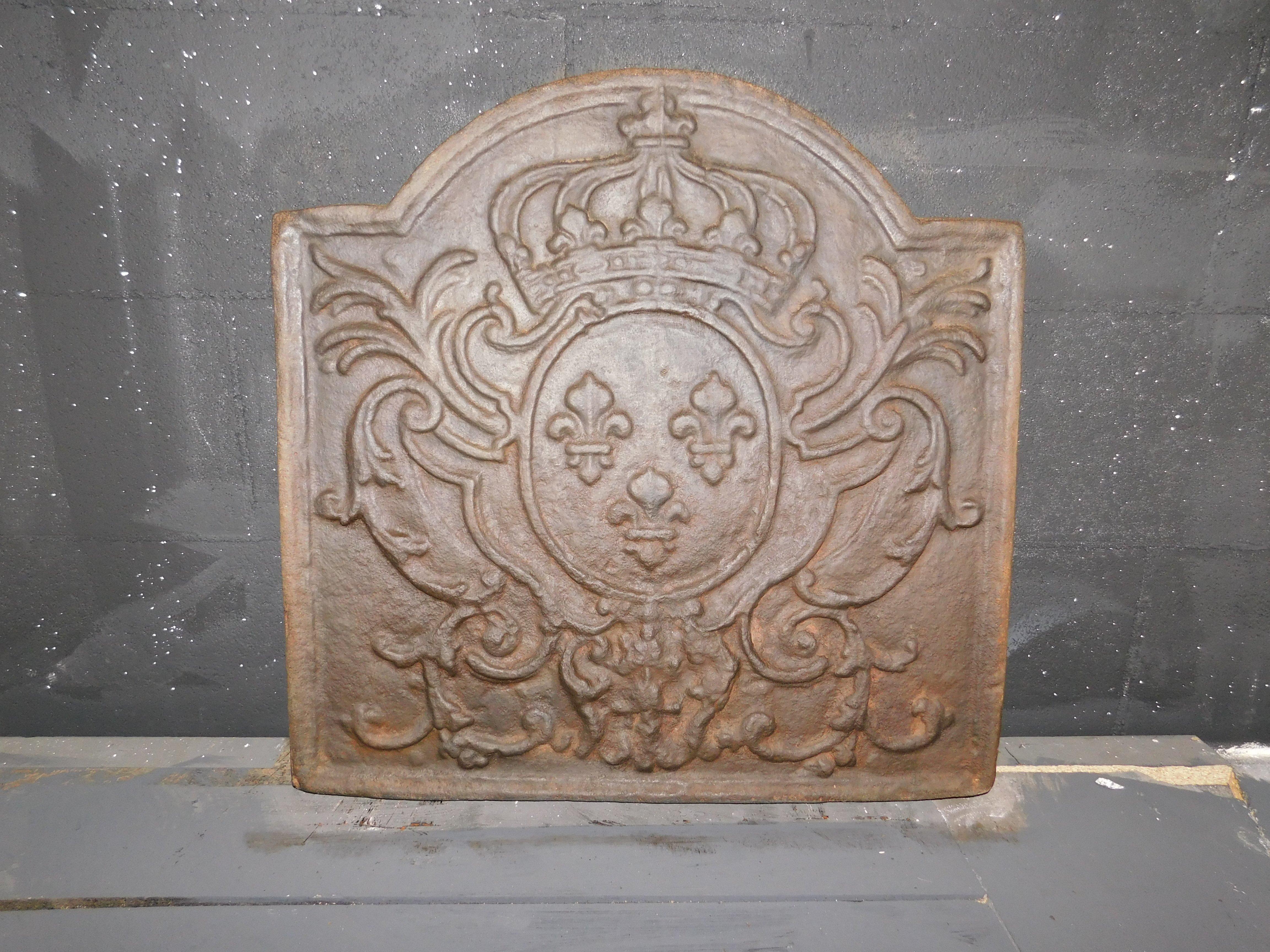 Italian Fireplace bottom plate in cast iron with lilies and crown For Sale