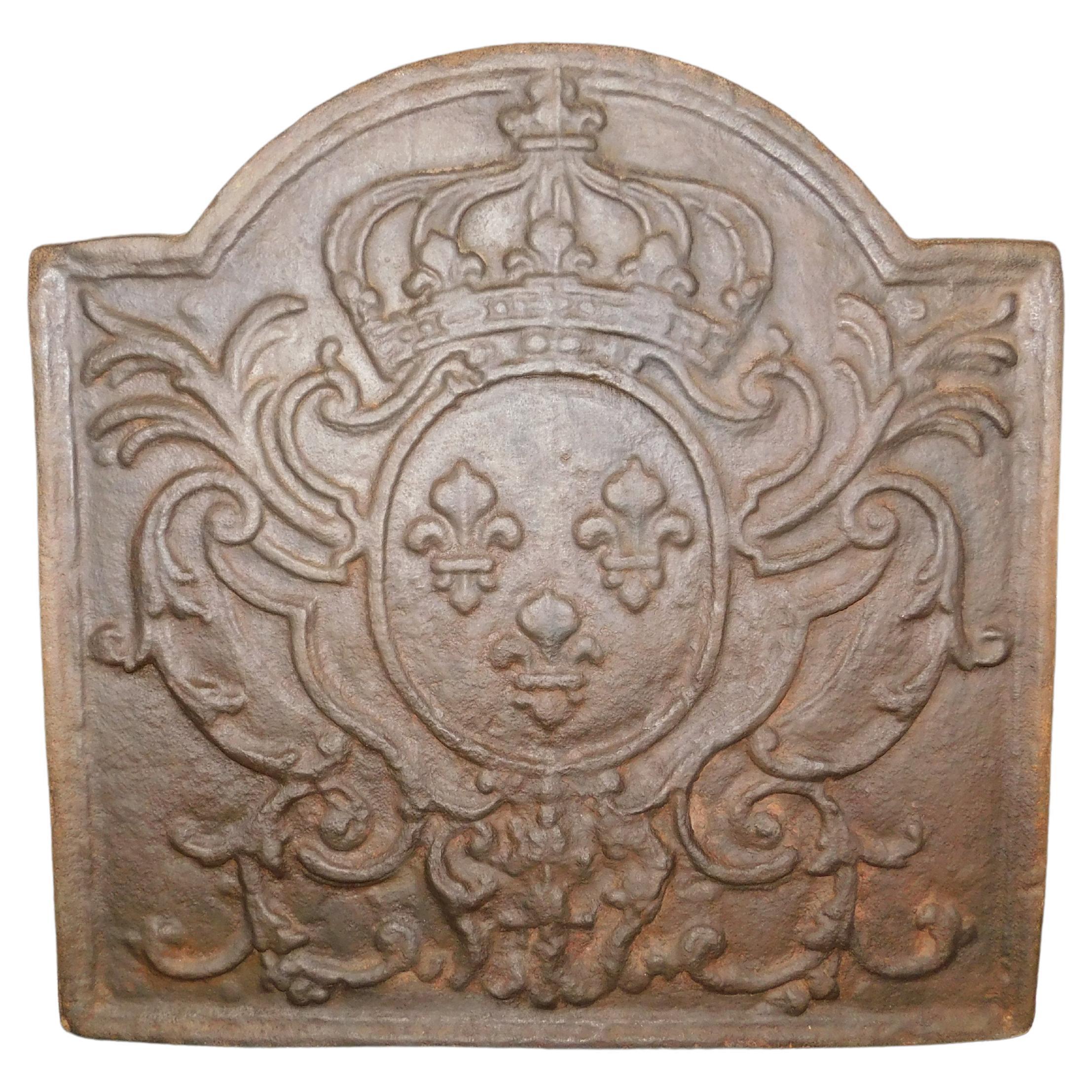Fireplace bottom plate in cast iron with lilies and crown For Sale