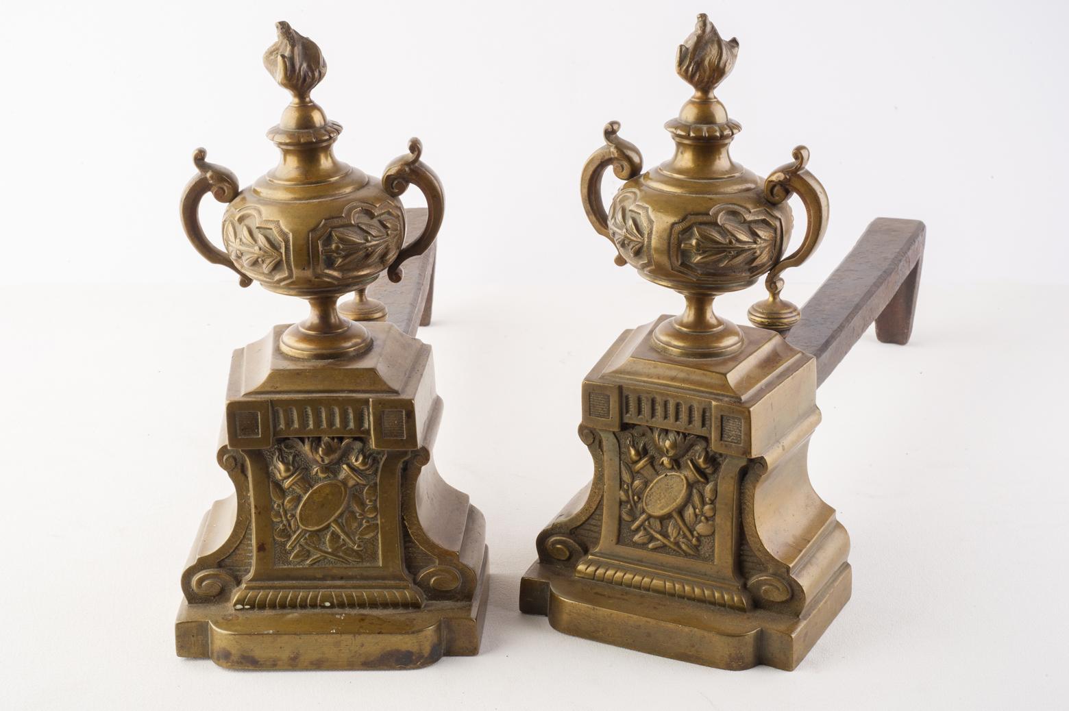 Elegant pair of French andirons with bronze amphoraes.
To be used also as bookends.

ref. M/943.
  