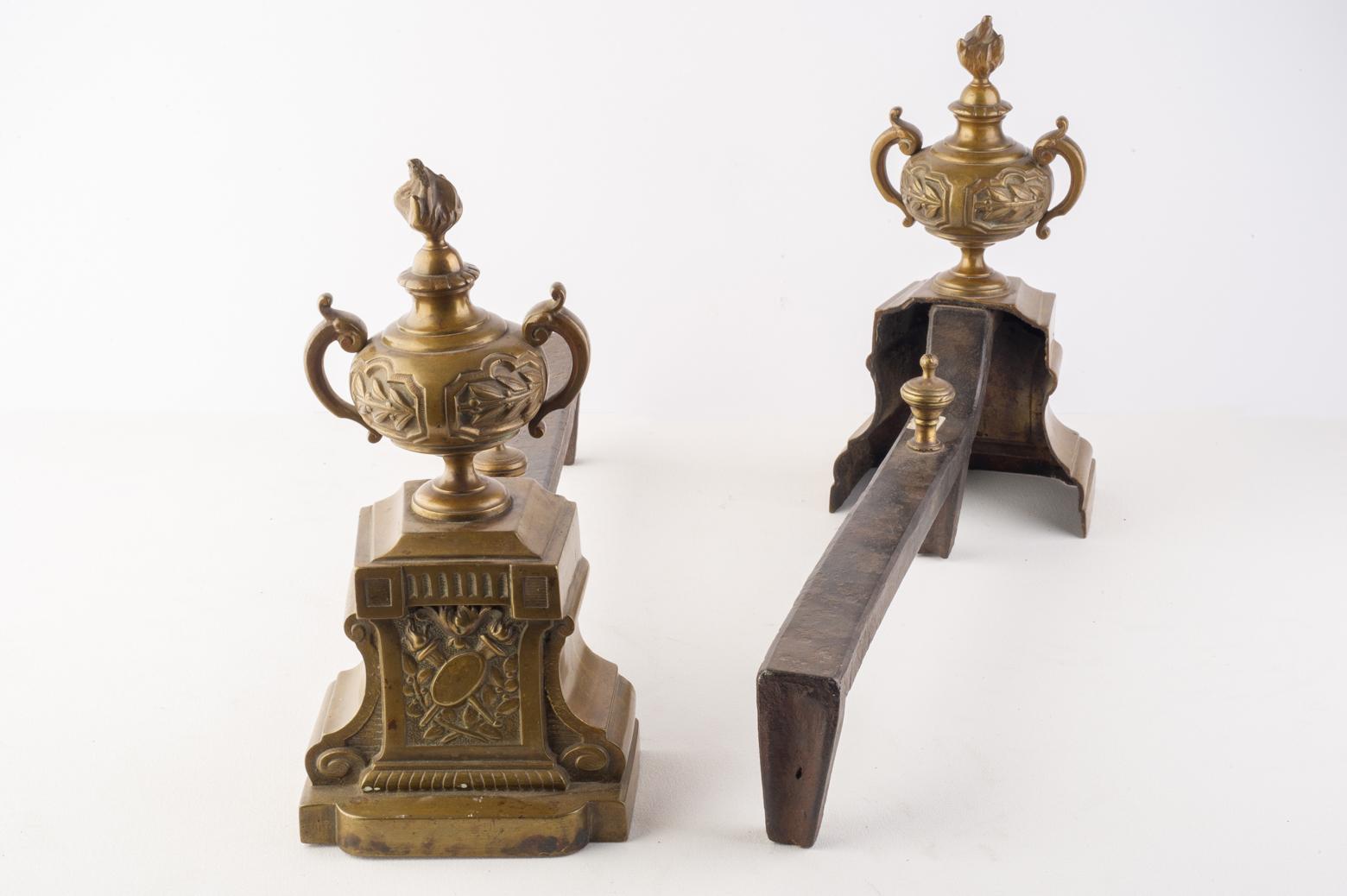Napoléon III Fers à repasser bronze pour cheminée avec amphores en vente