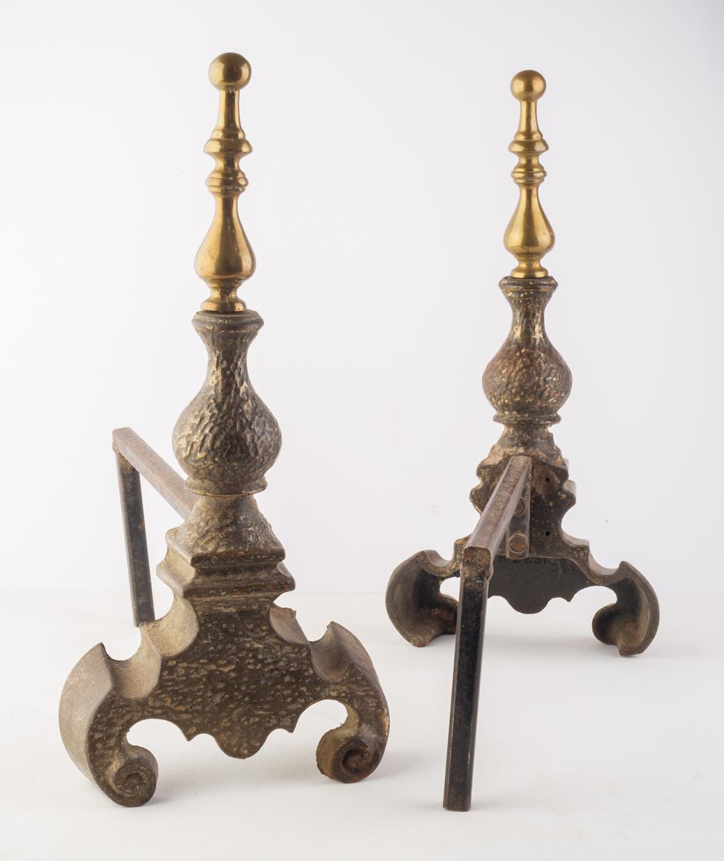 Fireplace old bronze andirons with elegant pinnacle.
To be used also as bookends.

ref. O/6409

  