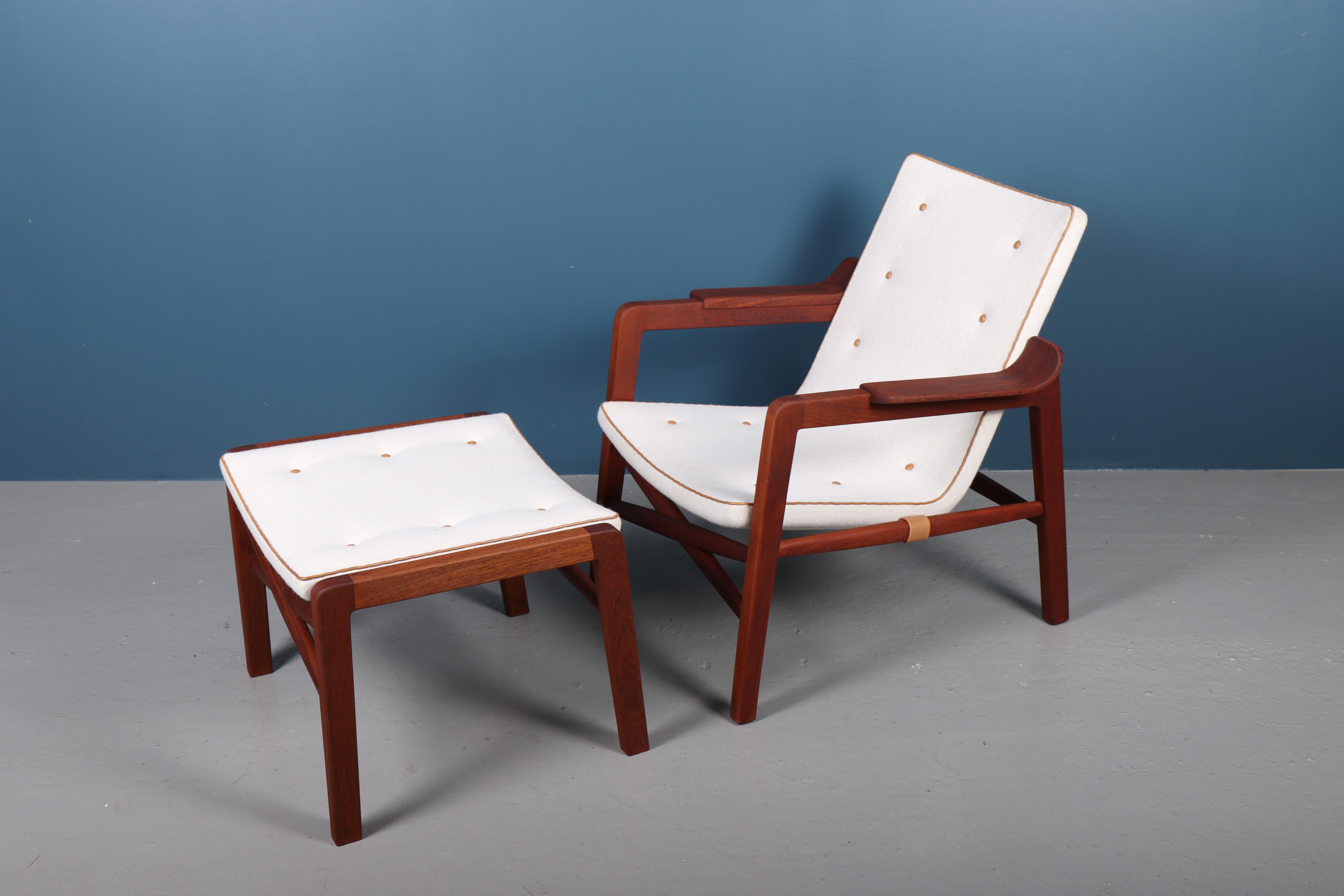 Fireplace chair with ottoman in teak and new wool fabric, designed by Tove & Edvard Kindt-Larsen for cabinetmaker Gustav Bertelsen. Made in Denmark, Great condition.

Presented at the Copenhagen Cabinetmakers' Guild Exhibition at Design Museum