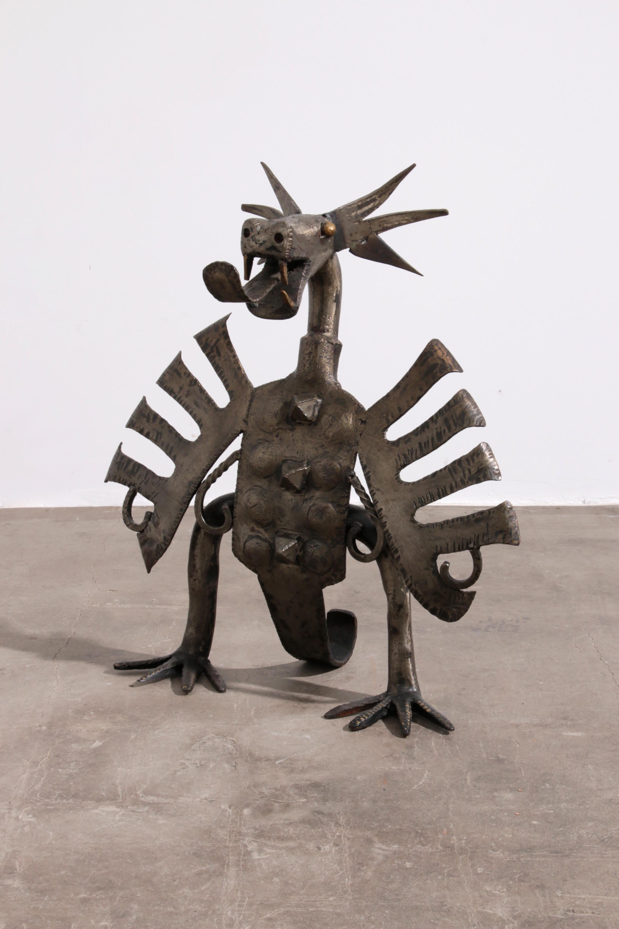 Dieses einzigartige Drachenkunstwerk wurde in den 1950er- und 1960er-Jahren von der renommierten Smederij Jan Franssen in Vierlingsbeek angefertigt und war als dekoratives Kaminmöbel gedacht. Diese Drachenskulptur mit ihren filigranen Metallarbeiten