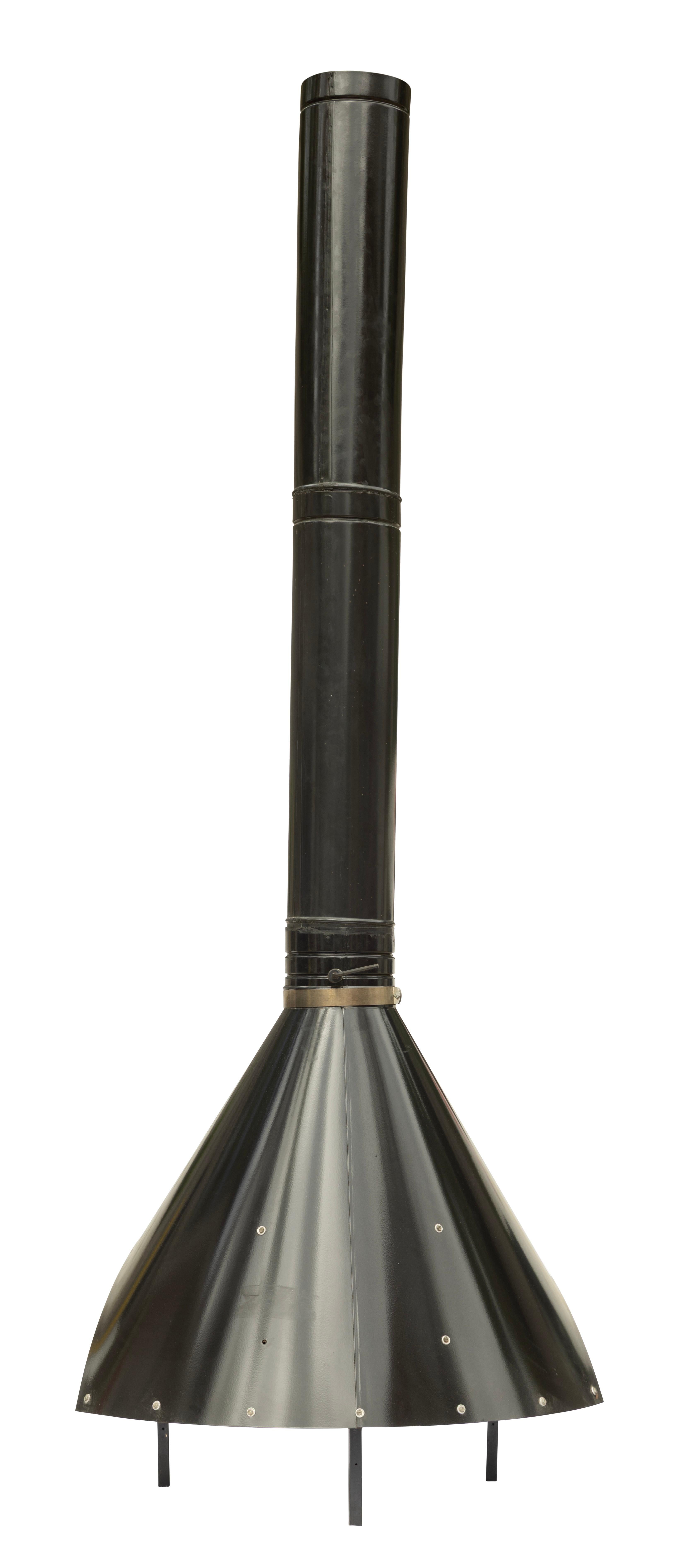 Camino a libera installazione, metà del secolo scorso, di Preway Mfg. Progettato per bruciare legna o gas, all'interno della tua casa o all'esterno. Vernice originale in smalto porcellanato nero lucido con pjping per raggiungere 8 piedi. Include un