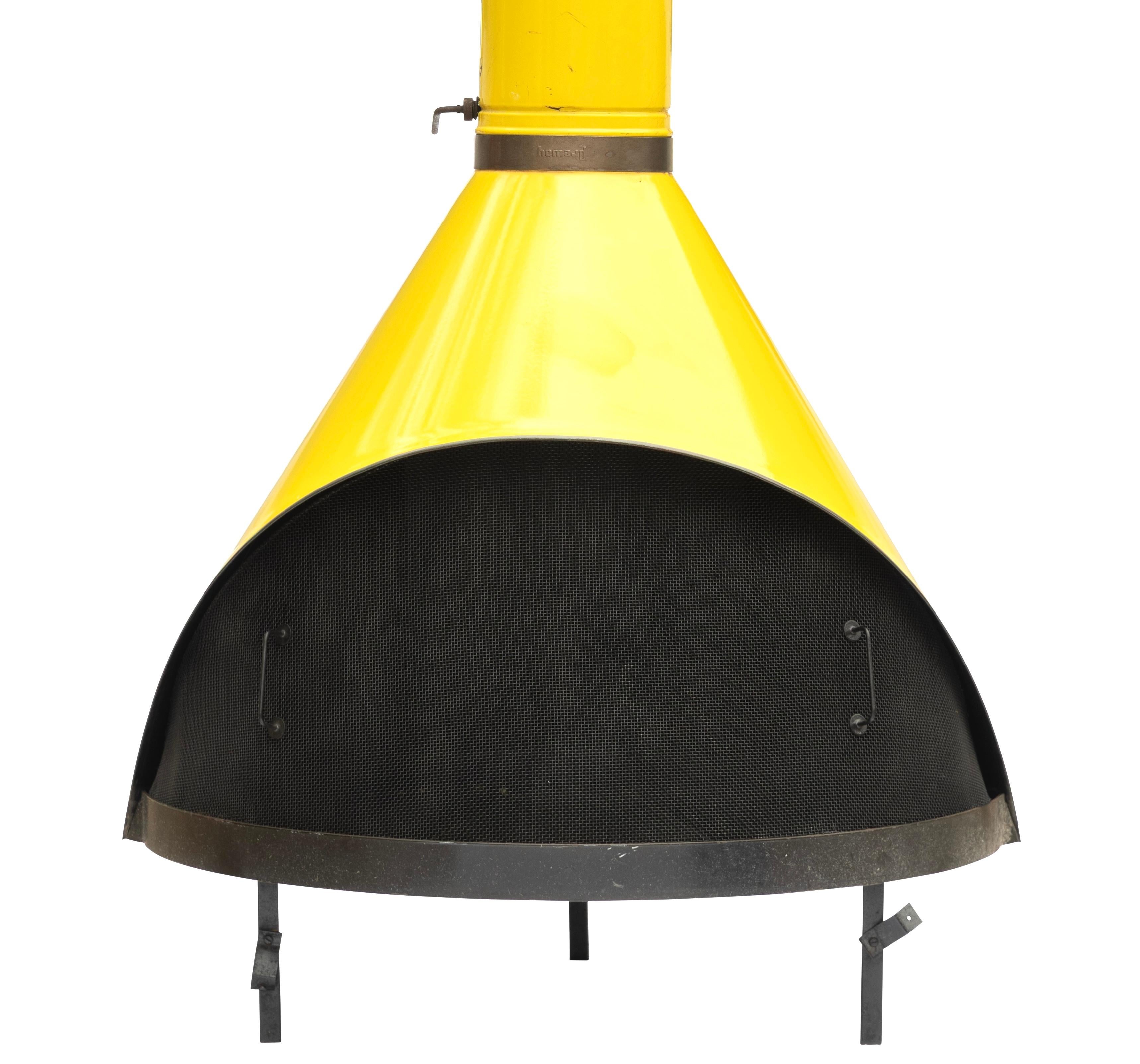 Kamin, freistehend, Mitte des Jahrhunderts, von Preway Mfg. Konzipiert für die Verbrennung von Holz oder Gas, in Ihrem Haus oder im Freien. Original Sunshine Yellow Porzellan Emaille mit pjping zu erreichen 8 Fuß. 

Gründlich auf Sicherheit geprüft,