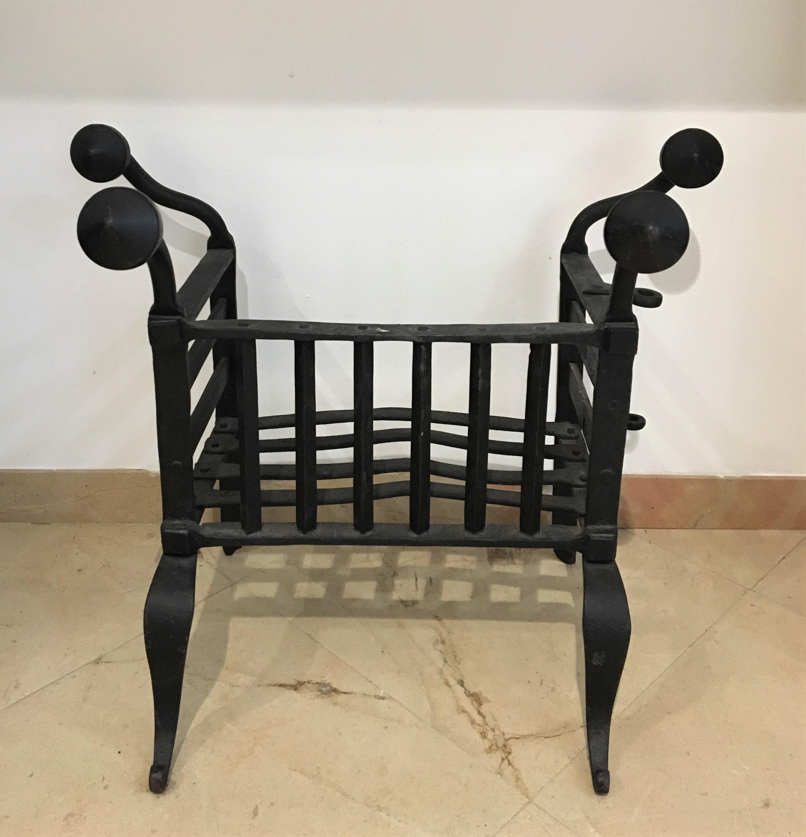 18th century Dutch wrought iron fireplace basket.
Great looking and very decorative piece.

Great original and usable condition, works great in a real log fire.

Sold by Schermerhorn antique fireplaces.
Our vast collection of antique