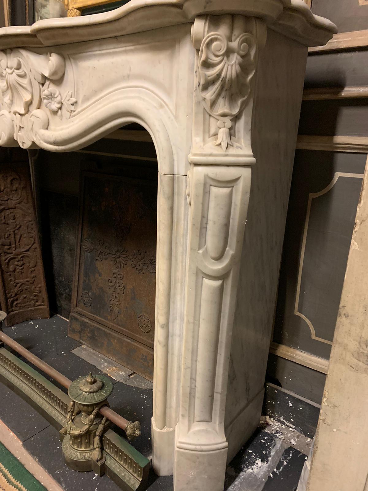 Poignée de cheminée sculptée avec trois coquillages en marbre blanc de Carrare, France en vente 8