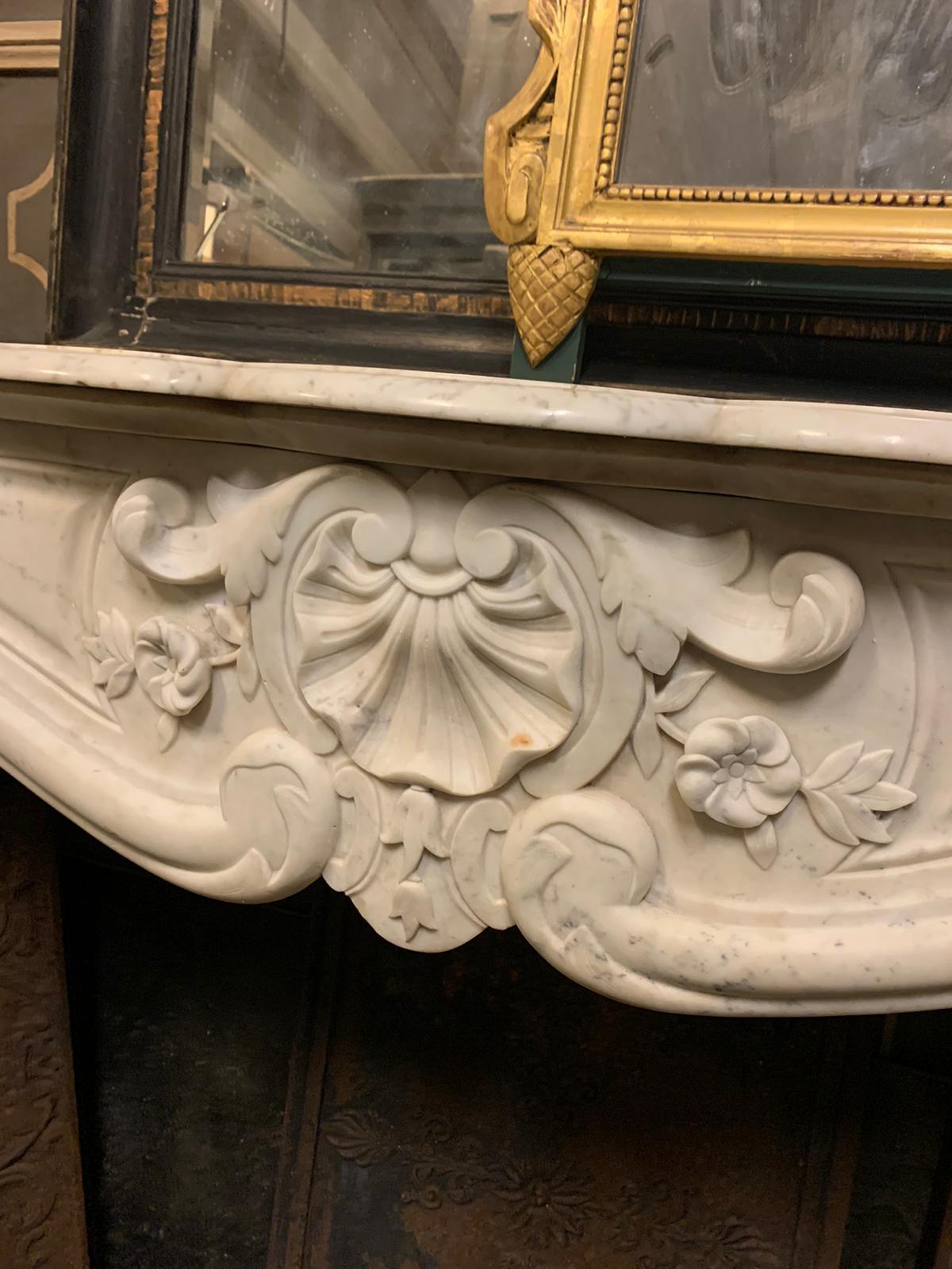 Poignée de cheminée sculptée avec trois coquillages en marbre blanc de Carrare, France en vente 9