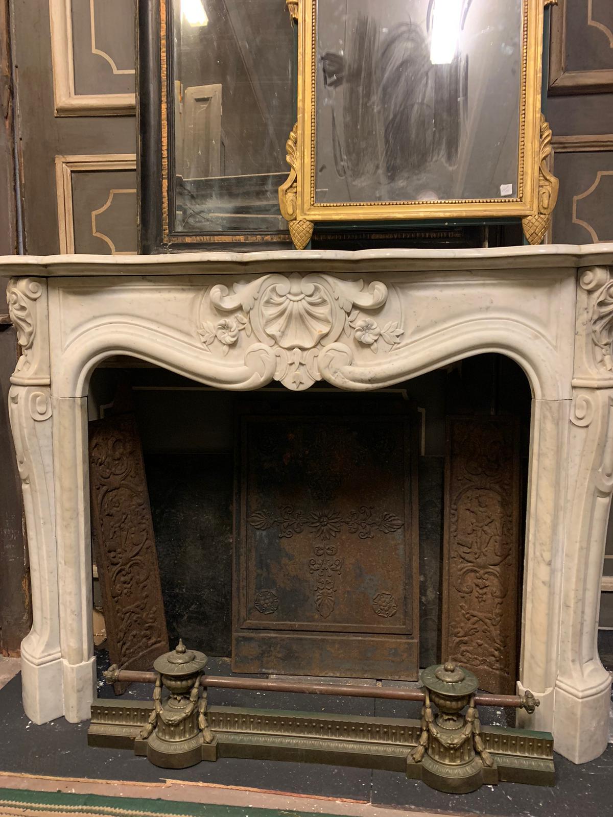 Cheminée ancienne, richement sculptée de trois coquilles dont celle du centre est très riche, sculptée en marbre blanc de Carrare, Très belle, élégante et raffinée, originale du 18ème siècle et d'origine française.
Adaptable à tous les intérieurs
