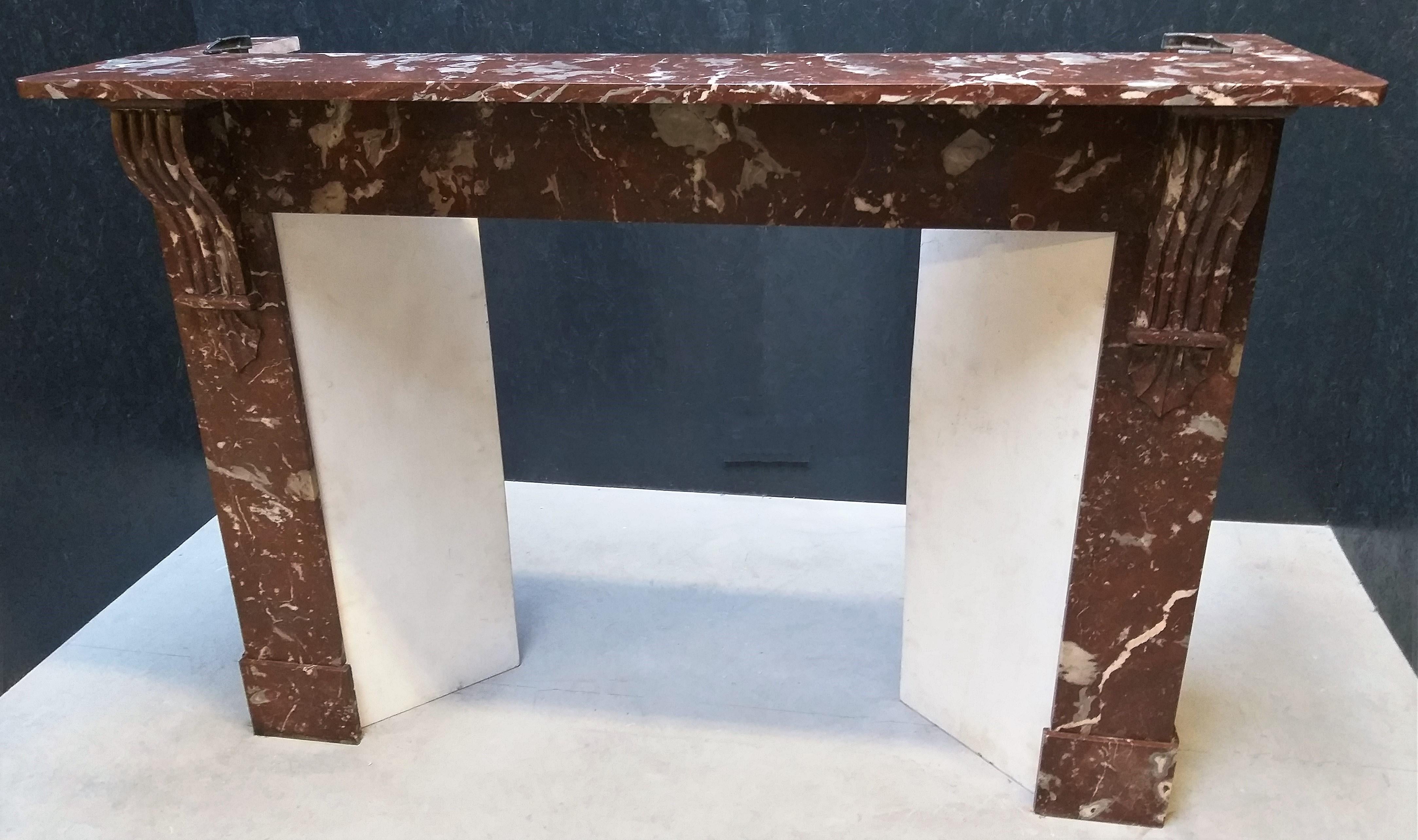 This fireplace with sleek lines is from the period 1870-1910 and is made out of the Belgian marble Rance.
The colors are dark-brown-red- and a vivid movement is given by expressive white veins.
This fireplace has because of her young age maybe not