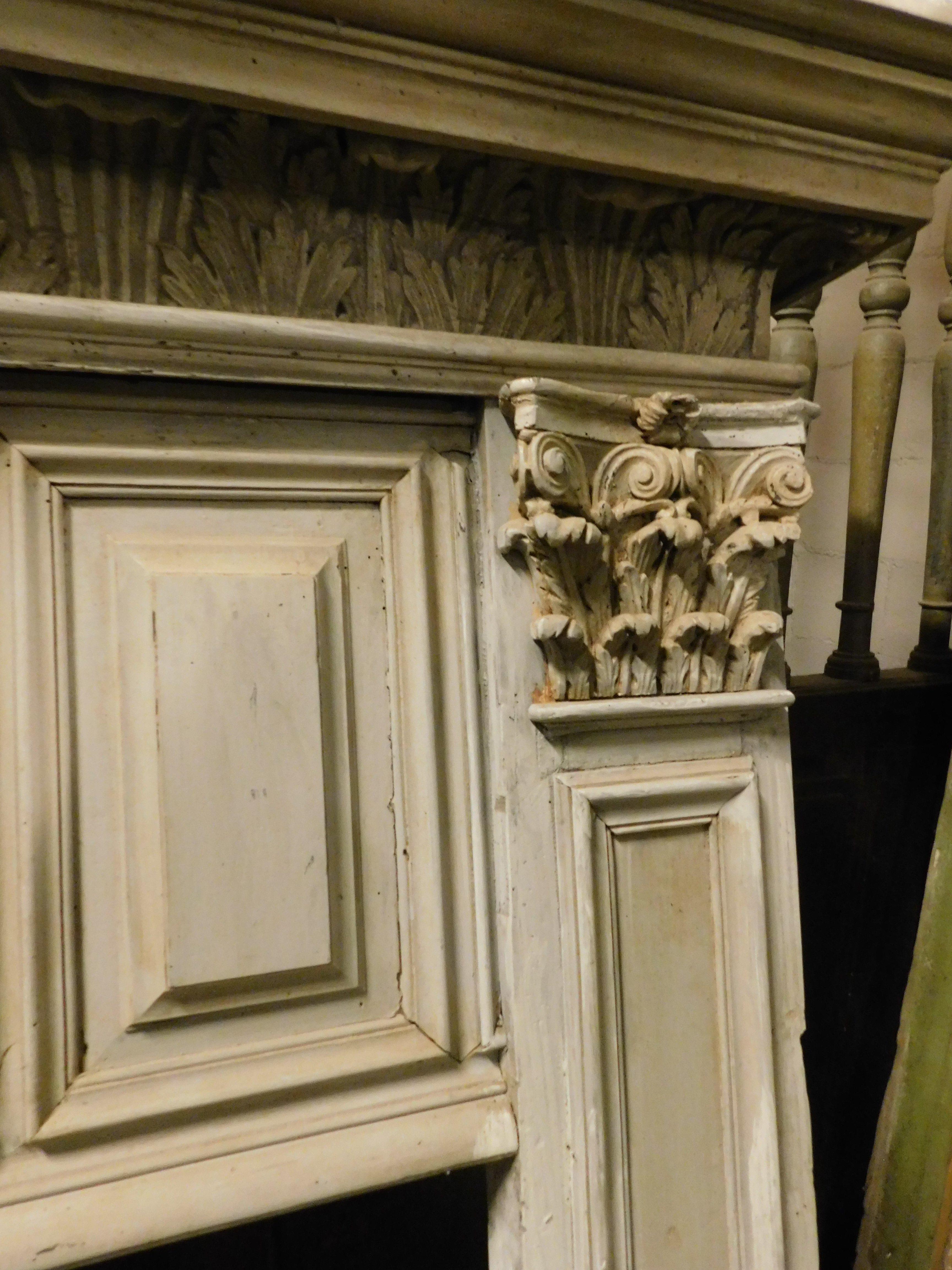 Cheminée en bois laqué gris avec panneaux sculptés, Italie en vente 3