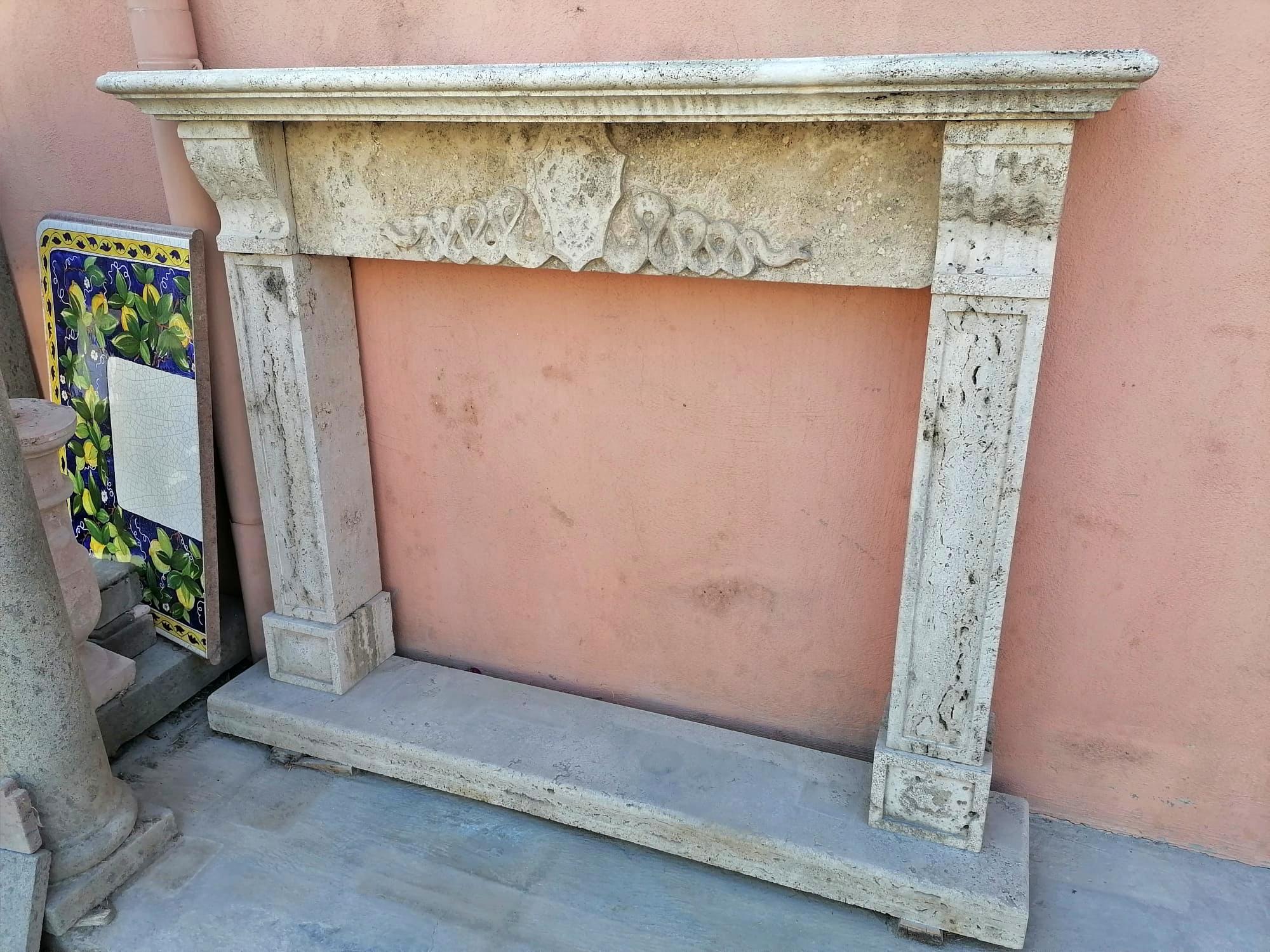 Fireplace in Italian travertine marble.
Early 20th century
Height: 127cm
Width: 160cm
In excellent condition.