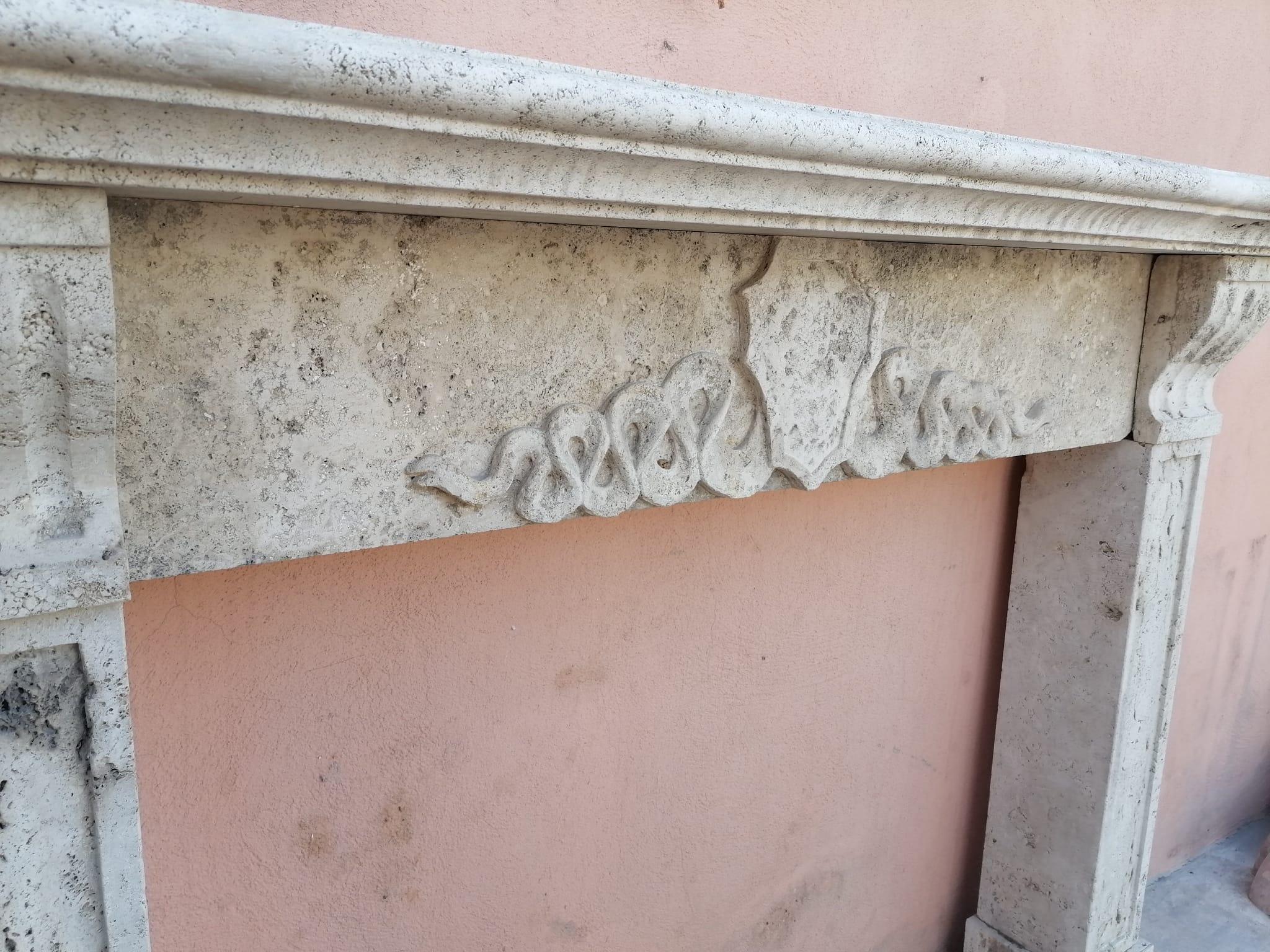 Baroque Cheminée italienne en marbre travertin, début du 20e siècle en vente