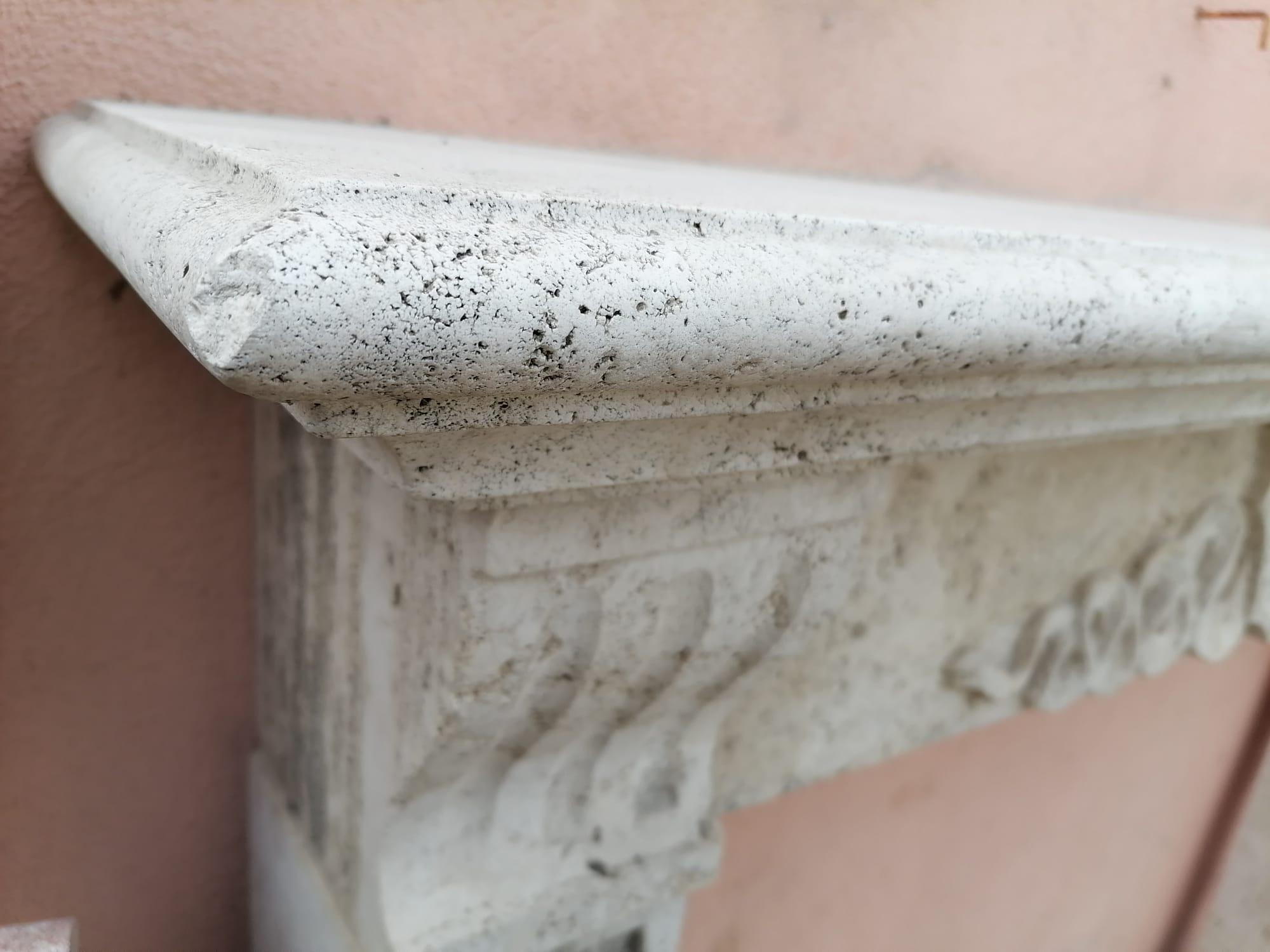 Travertin Cheminée italienne en marbre travertin, début du 20e siècle en vente