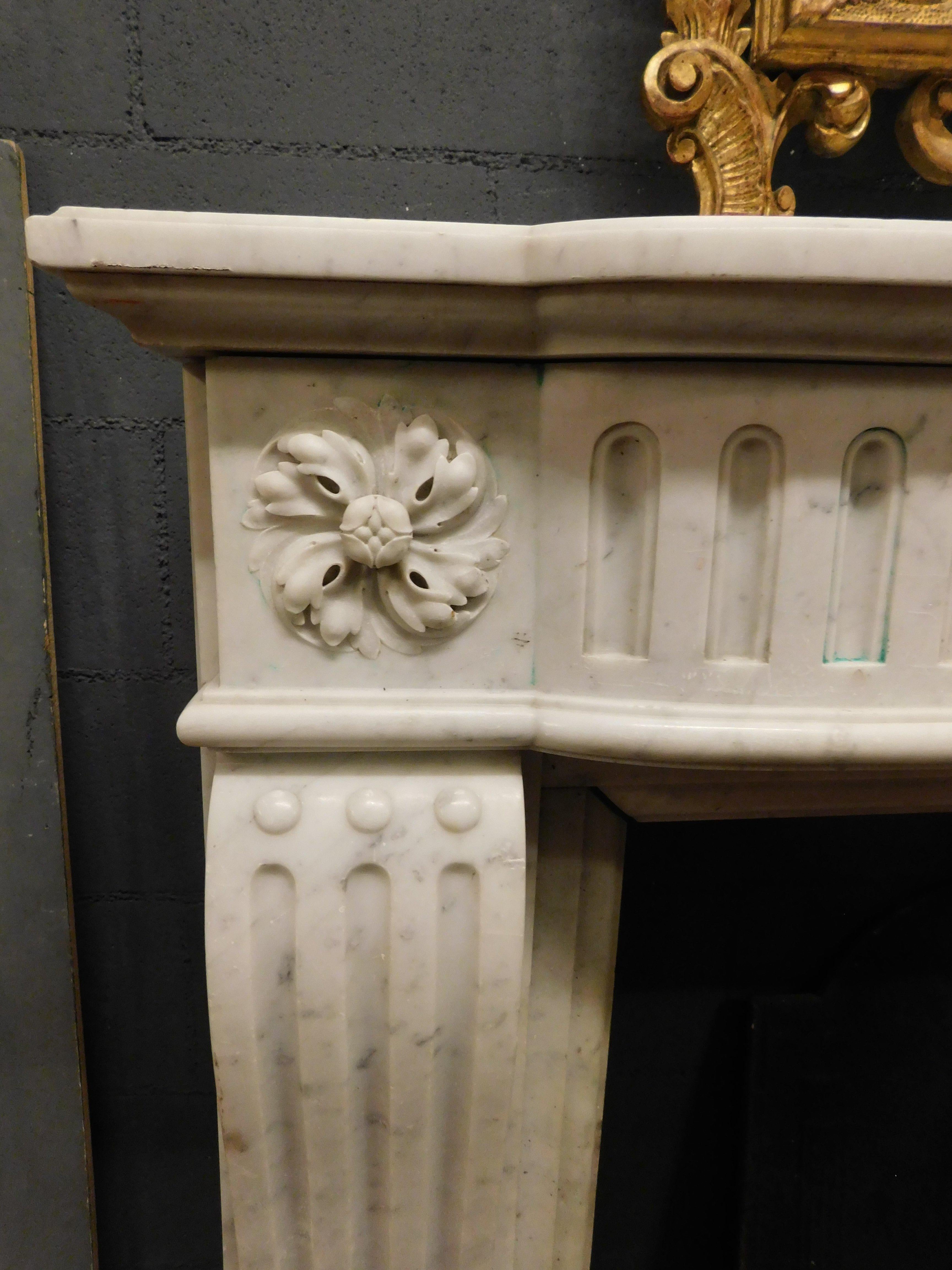 Fireplace in White Carrara Marble, Carved Flowers and Decorations, '700 France In Good Condition For Sale In Cuneo, Italy (CN)