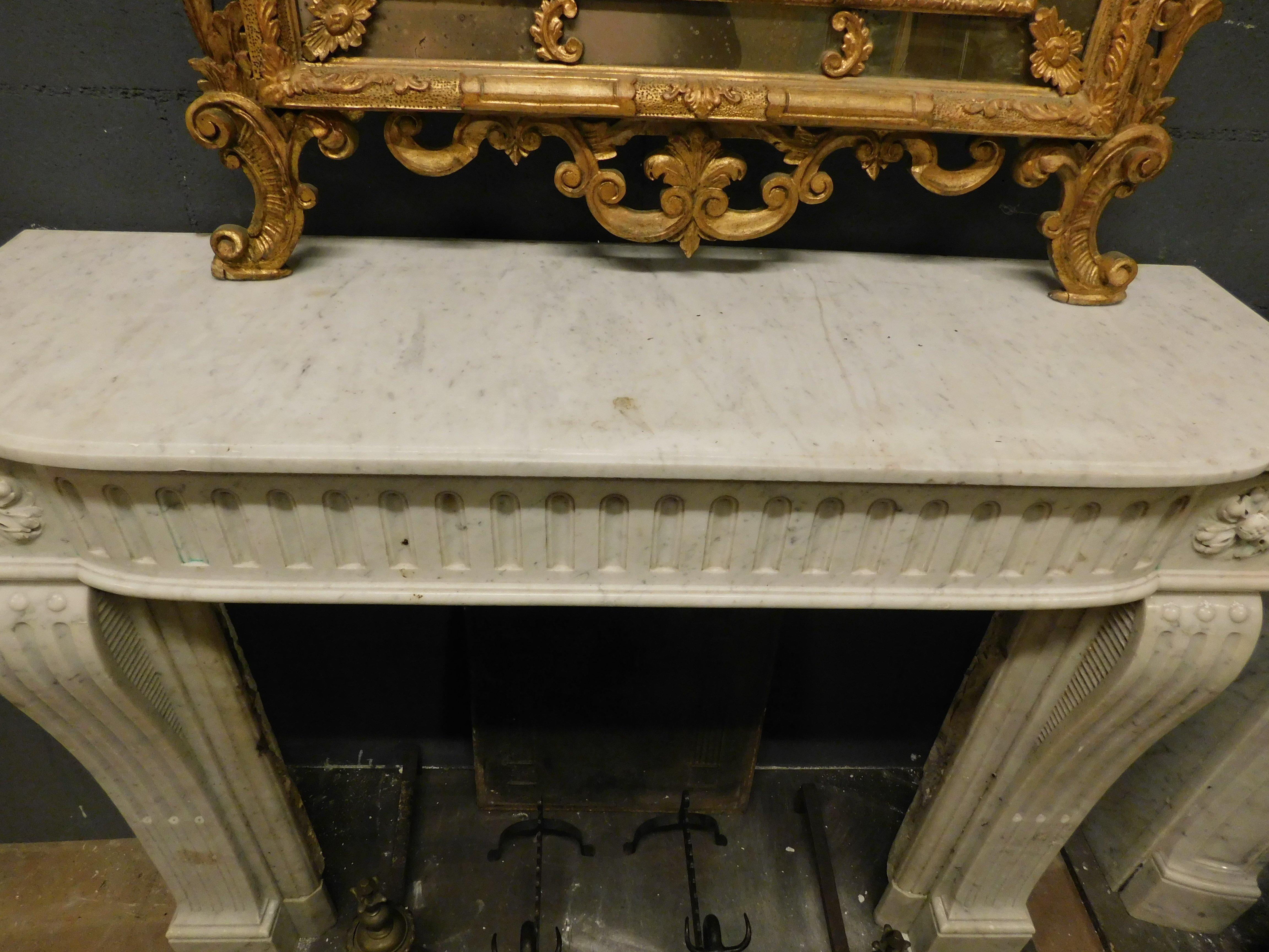 18th Century and Earlier Fireplace in White Carrara Marble, Carved Flowers and Decorations, '700 France For Sale